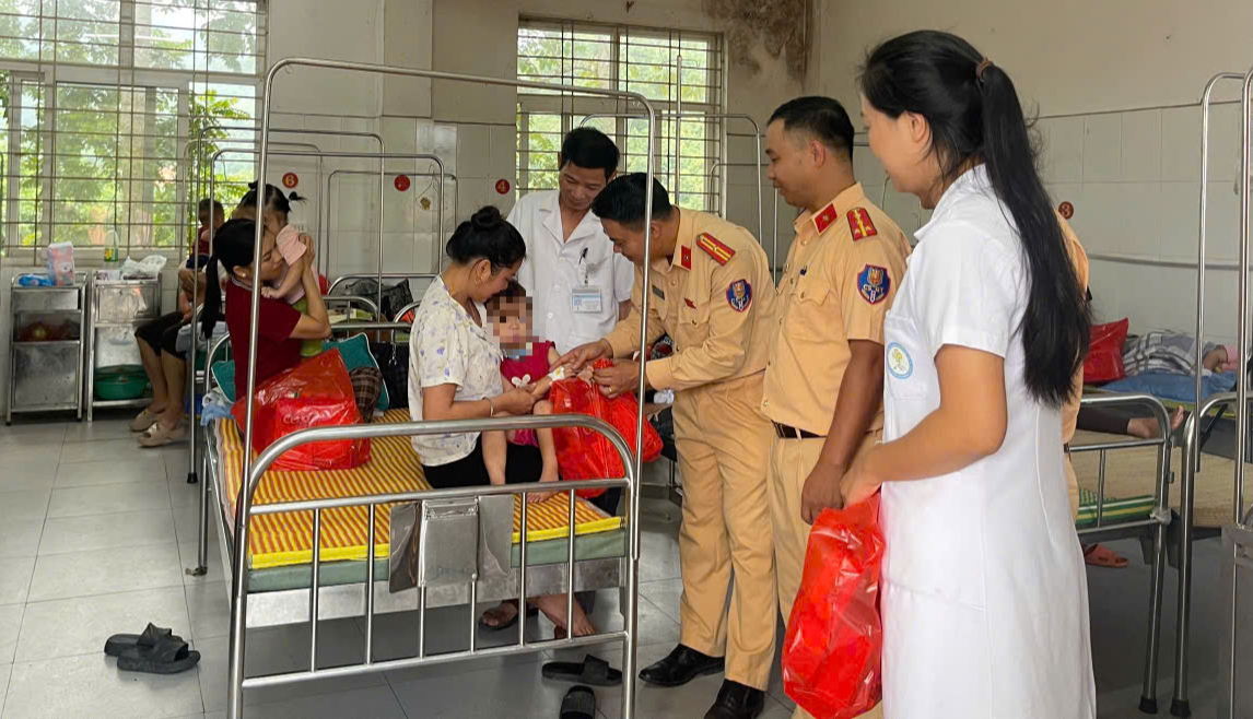 Trung thu ấm áp giữa vùng lũ Lào Cai- Ảnh 4.