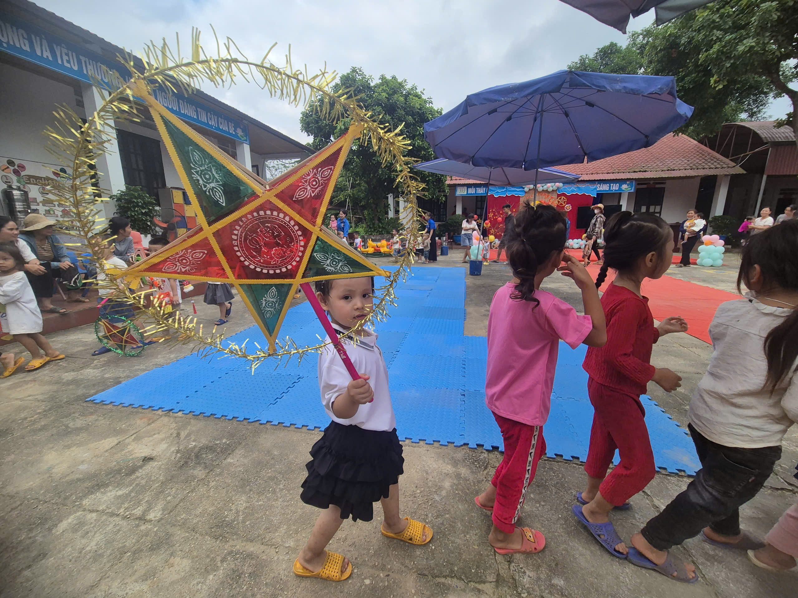 Trung thu ấm áp giữa vùng lũ Lào Cai- Ảnh 1.