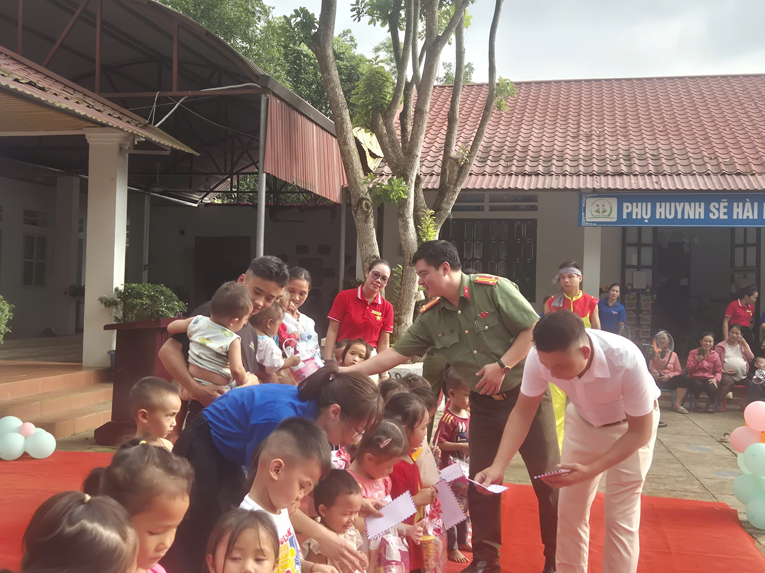 Trung thu ấm áp giữa vùng lũ Lào Cai- Ảnh 2.