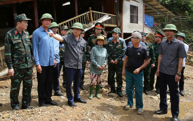 Phó Thủ tướng Trần Hồng Hà kiểm tra khắc phục hậu quả bão số 10 tại Lào Cai- Ảnh 2. Phó Thủ tướng Trần Hồng Hà kiểm tra khắc phục hậu quả bão số 10 tại Lào Cai- Ảnh 2.