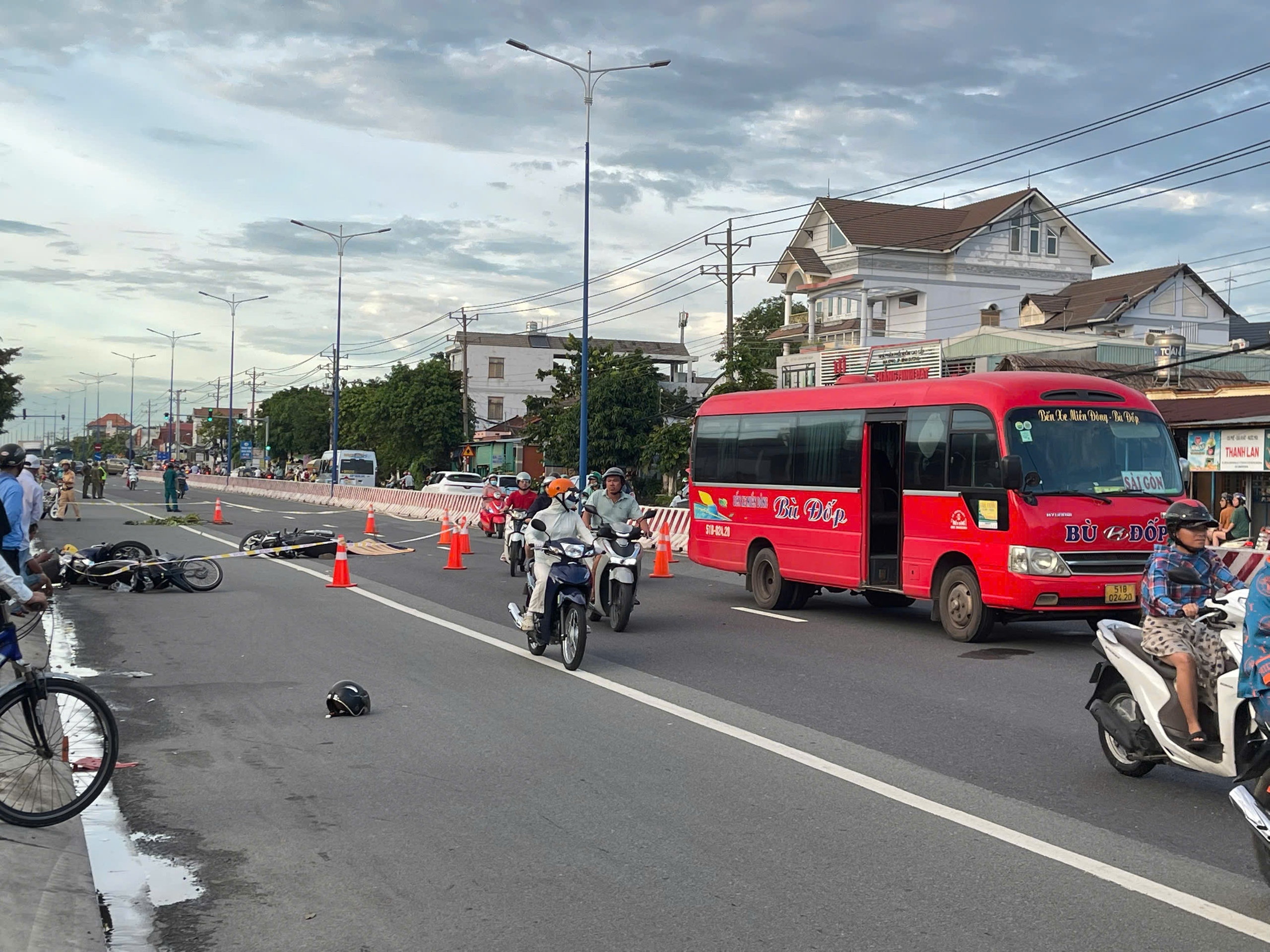 TP.HCM: Đi qua nơi va chạm giao thông, người đàn ông bị xe khách cán tử vong- Ảnh 2.