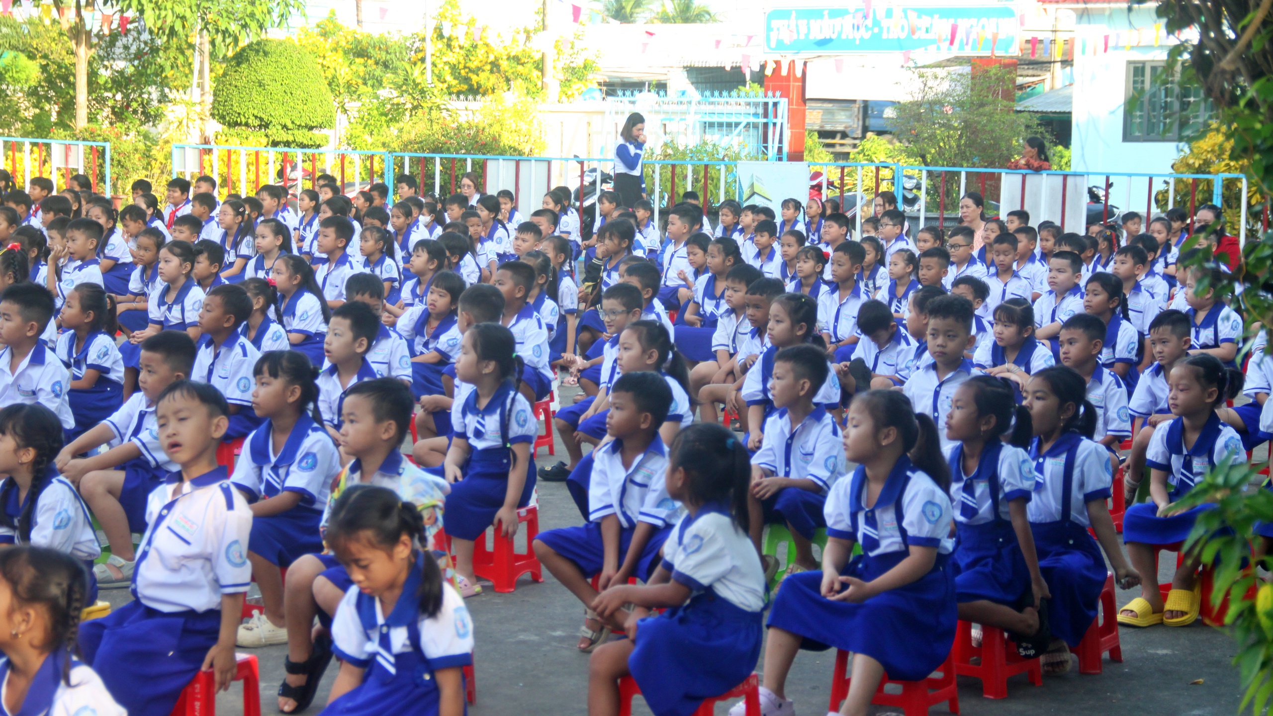 Cà Mau: Tuyên truyền Luật Giao thông, tặng mũ bảo hiểm cho học sinh lớp 1- Ảnh 2. Cà Mau: Tuyên truyền Luật Giao thông, tặng mũ bảo hiểm cho học sinh lớp 1- Ảnh 2.