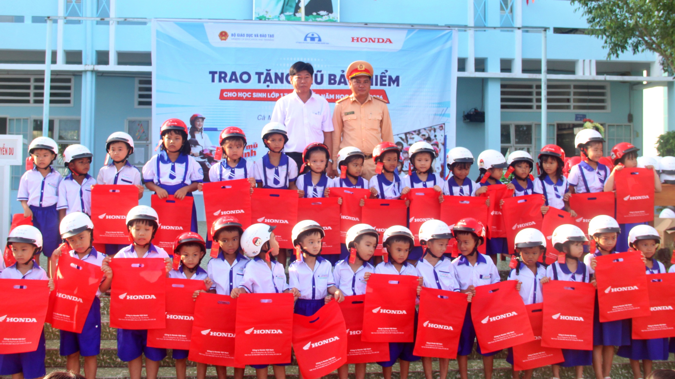 Cà Mau: Tuyên truyền Luật Giao thông, tặng mũ bảo hiểm cho học sinh lớp 1- Ảnh 7. Cà Mau: Tuyên truyền Luật Giao thông, tặng mũ bảo hiểm cho học sinh lớp 1- Ảnh 7.