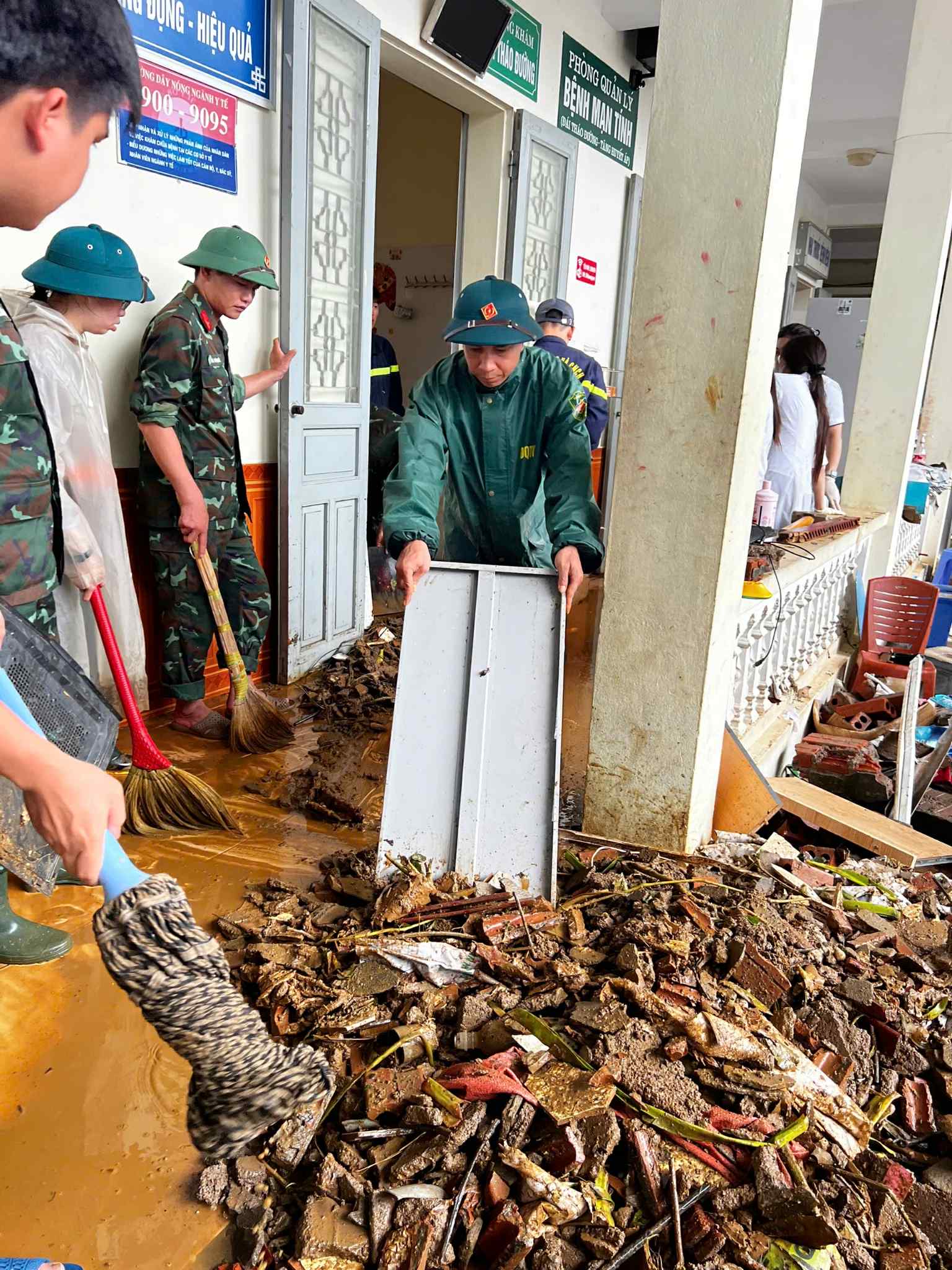 Mưa lớn ở Sơn La gây sạt lở, nhiều nơi ngập cục bộ, giao thông ách tắc- Ảnh 4.