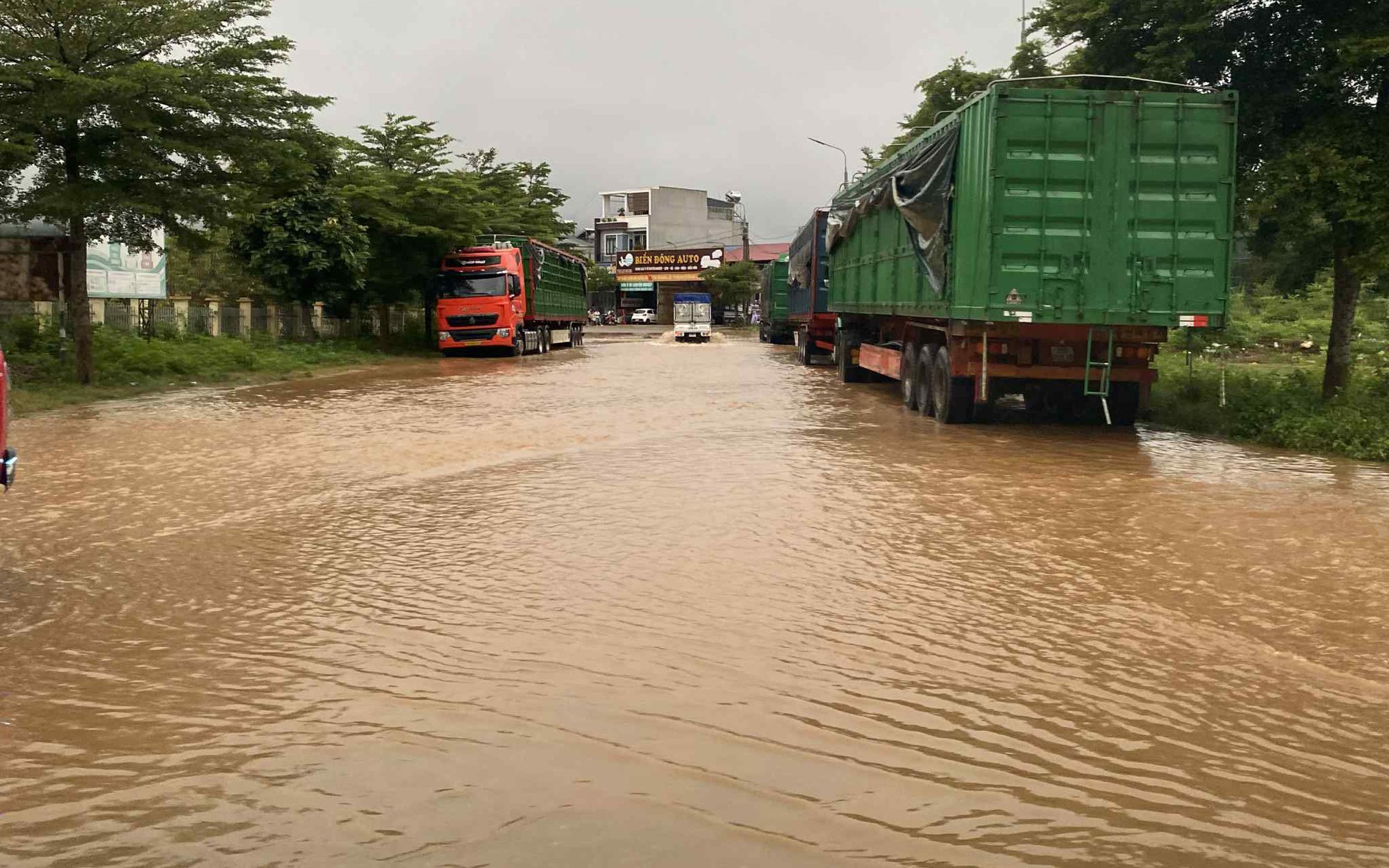 Mưa lớn ở Sơn La gây sạt lở, nhiều nơi ngập cục bộ, giao thông ách tắc