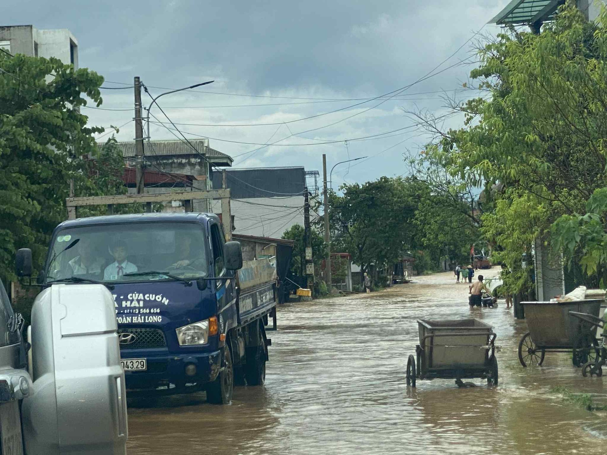 Mưa lớn ở Sơn La gây sạt lở, nhiều nơi ngập cục bộ, giao thông ách tắc- Ảnh 1.