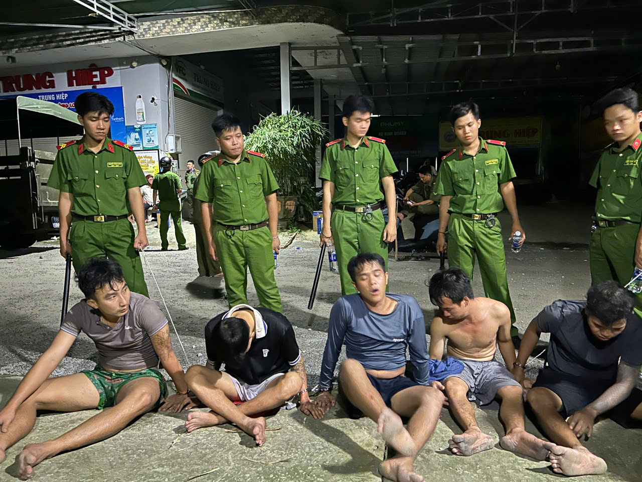 An Giang đưa hơn 250 học viên bỏ trốn quay lại cơ sở cai nghiện ma túy số 2- Ảnh 1.