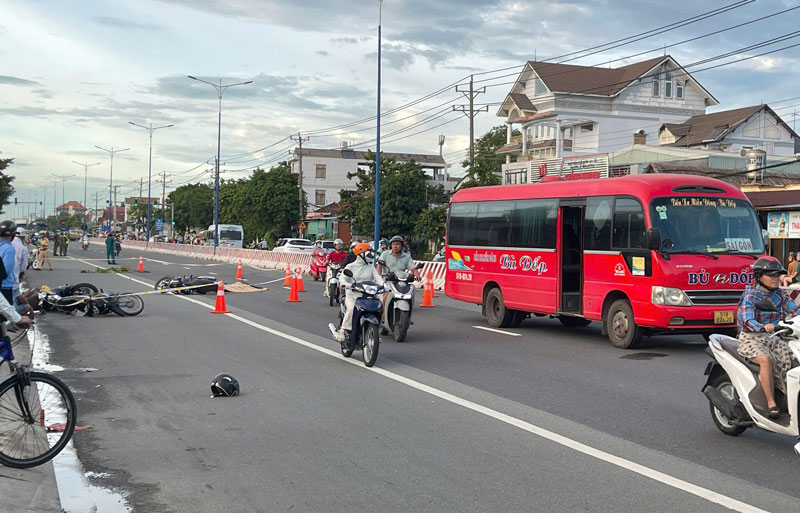 Nạn nhân bị xe khách cán tử vong tại chỗ.