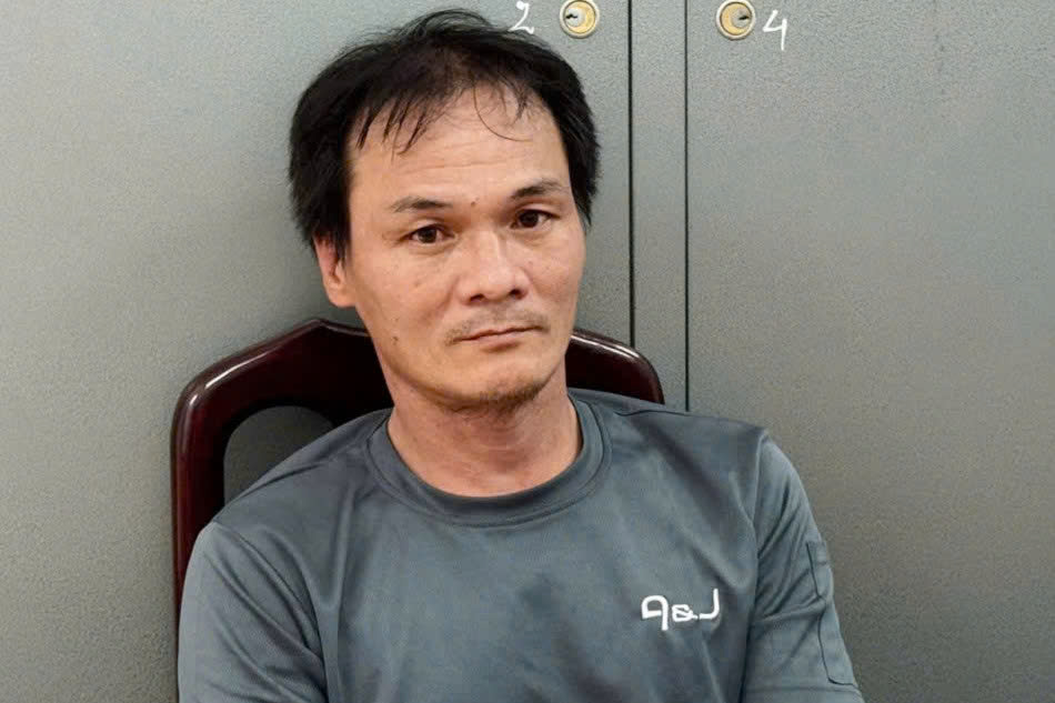 Gã đàn ông dùng lưỡi liềm khống chế người phụ nữ đi xe SH để cướp dây chuyền- Ảnh 1.