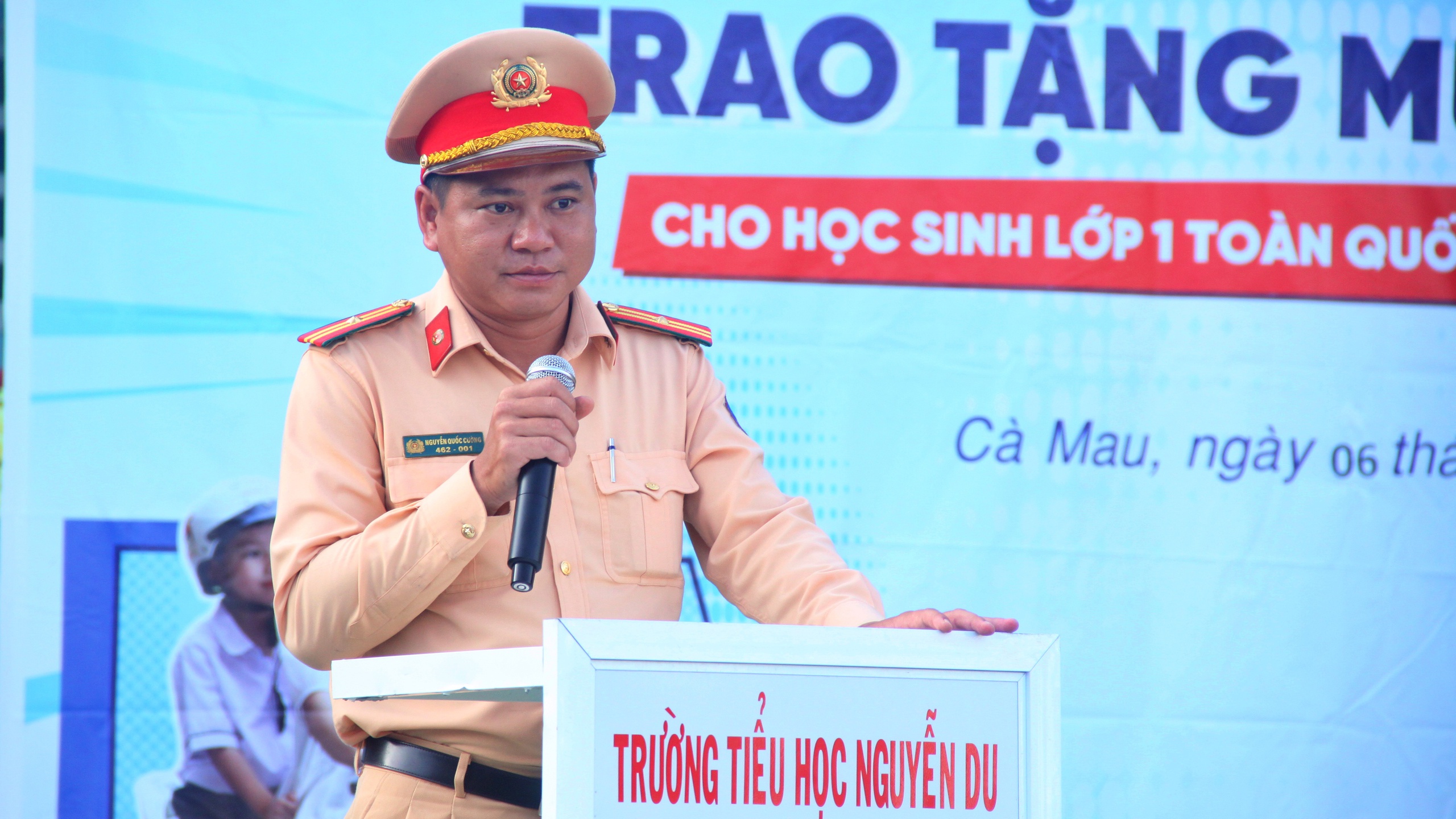 Cà Mau: Tuyên truyền Luật Giao thông, tặng mũ bảo hiểm cho học sinh lớp 1- Ảnh 1. Cà Mau: Tuyên truyền Luật Giao thông, tặng mũ bảo hiểm cho học sinh lớp 1- Ảnh 1.