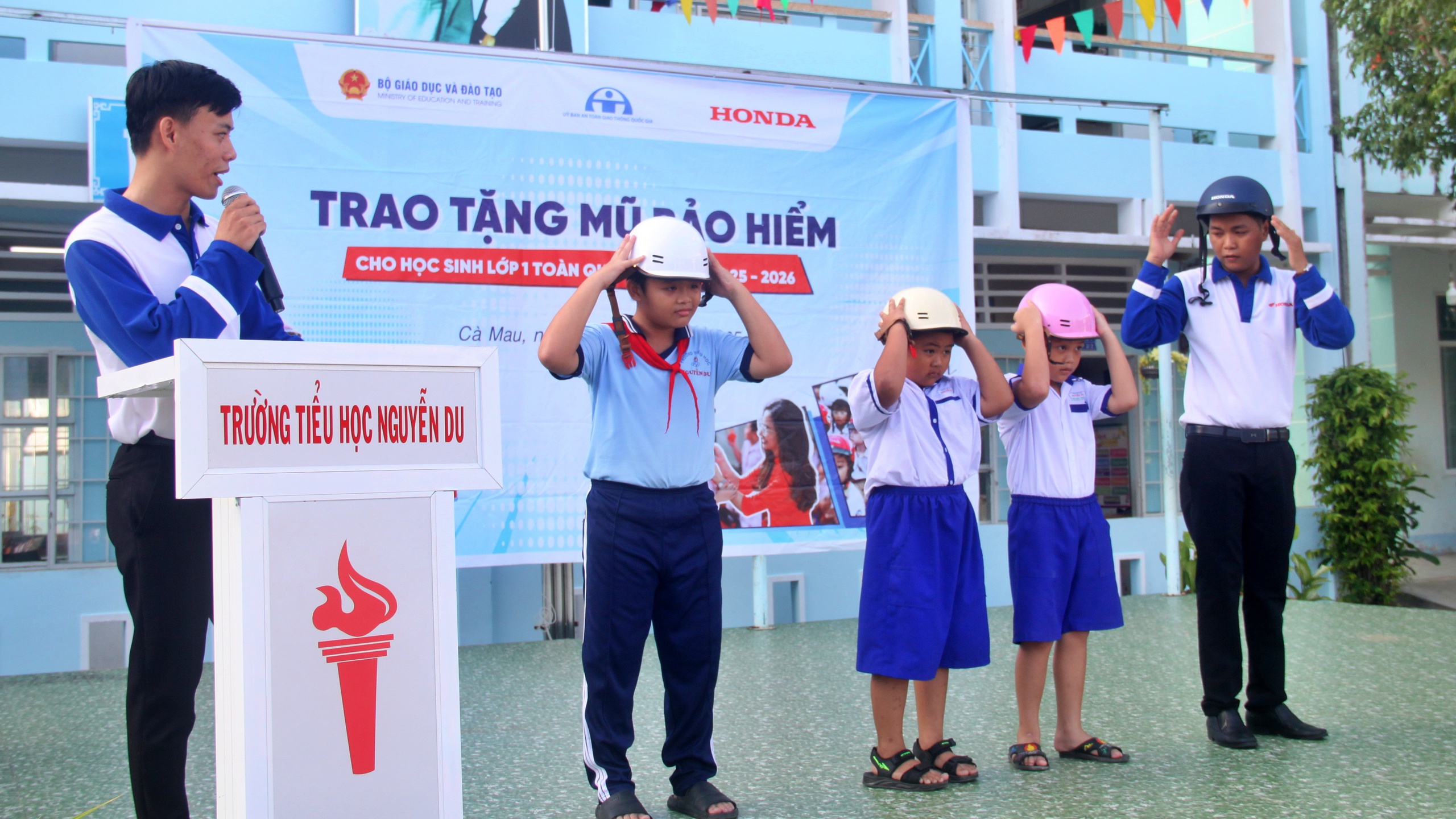 Cà Mau: Tuyên truyền Luật Giao thông, tặng mũ bảo hiểm cho học sinh lớp 1- Ảnh 3. Cà Mau: Tuyên truyền Luật Giao thông, tặng mũ bảo hiểm cho học sinh lớp 1- Ảnh 3.
