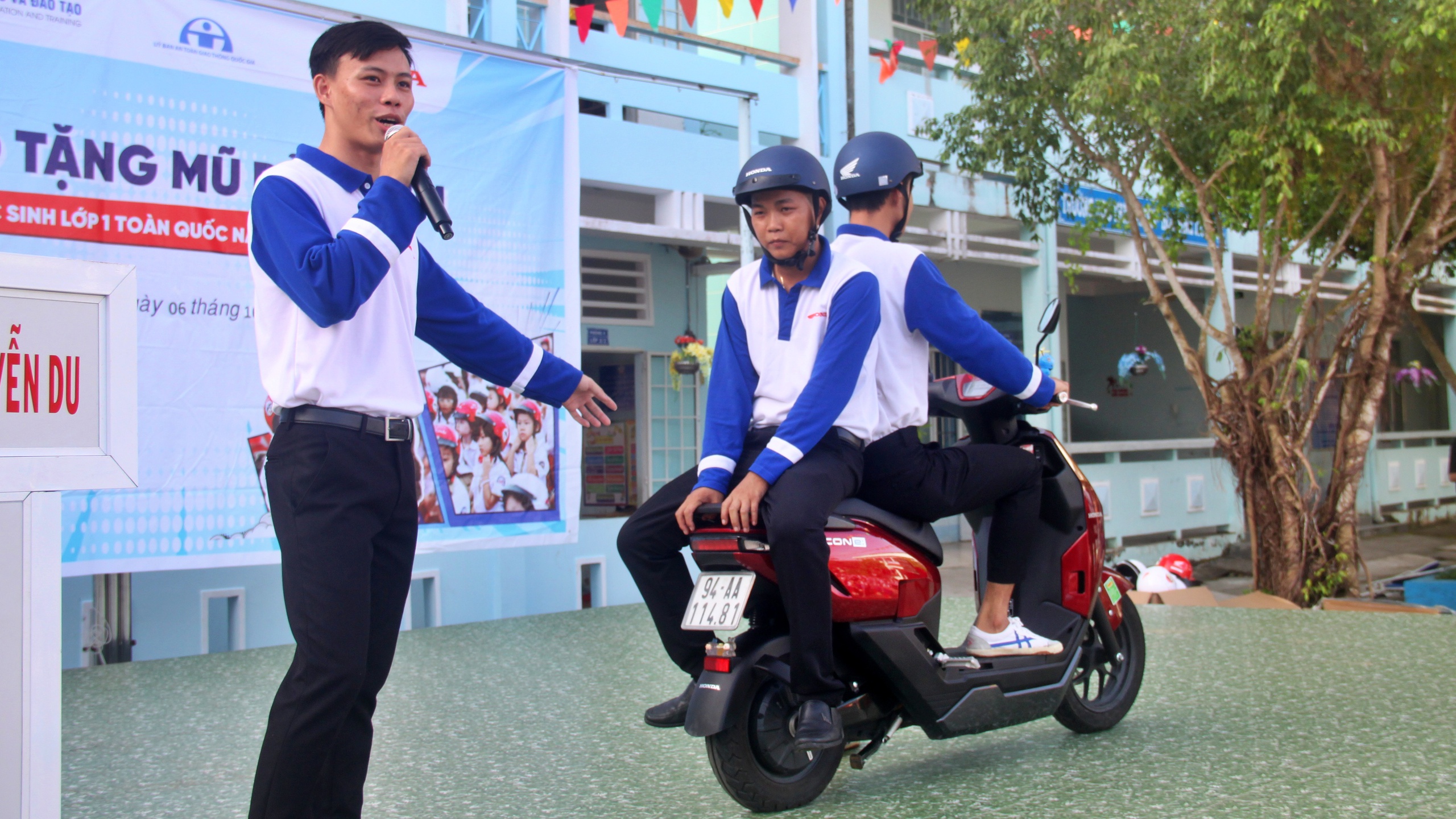 Cà Mau: Tuyên truyền Luật Giao thông, tặng mũ bảo hiểm cho học sinh lớp 1- Ảnh 4. Cà Mau: Tuyên truyền Luật Giao thông, tặng mũ bảo hiểm cho học sinh lớp 1- Ảnh 4.
