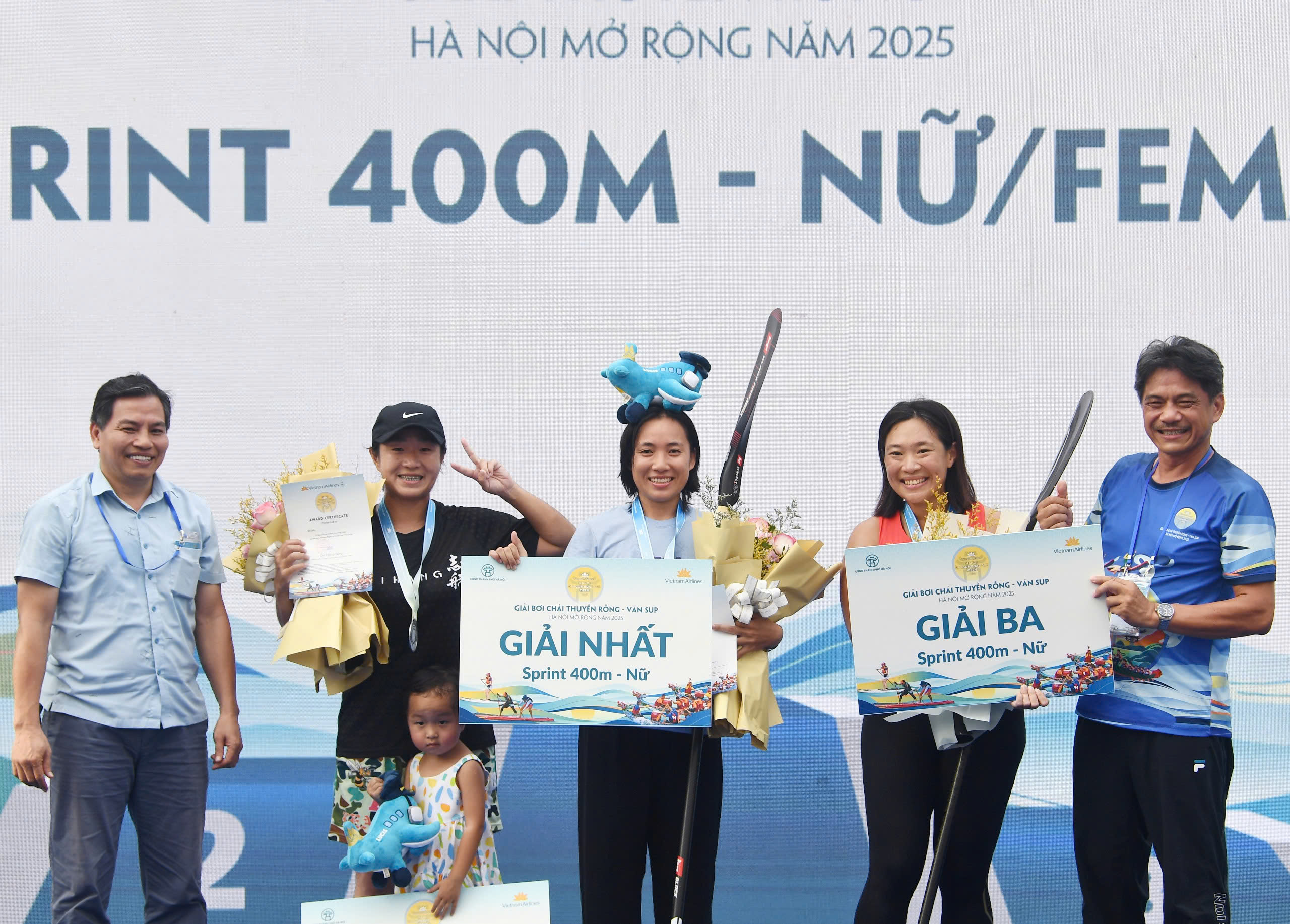Hơn 400 VĐV tranh tài tại Giải Bơi chải Thuyền rồng - Ván SUP Hà Nội mở rộng năm 2025- Ảnh 10.