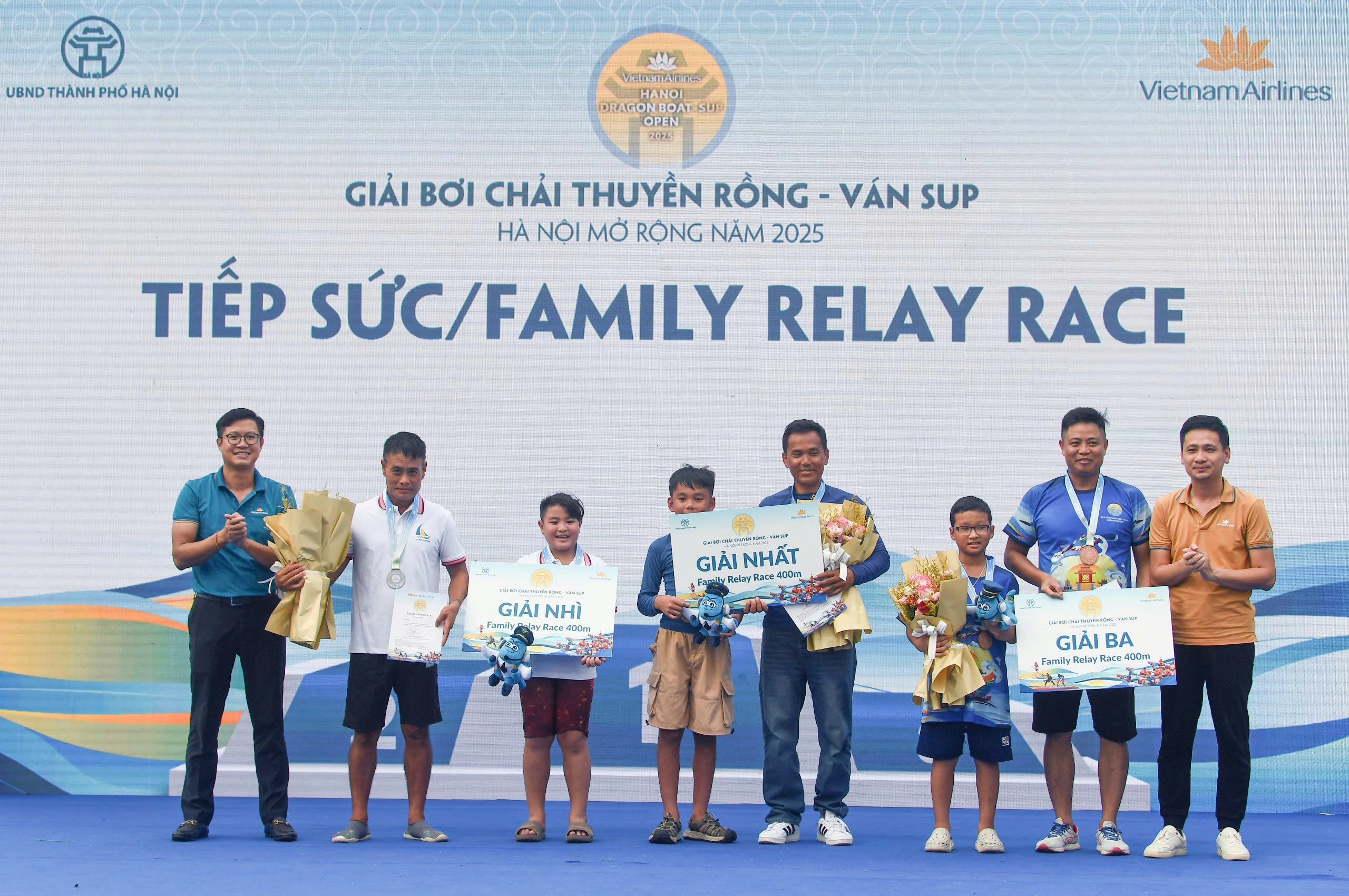 Hơn 400 VĐV tranh tài tại Giải Bơi chải Thuyền rồng - Ván SUP Hà Nội mở rộng năm 2025- Ảnh 11.