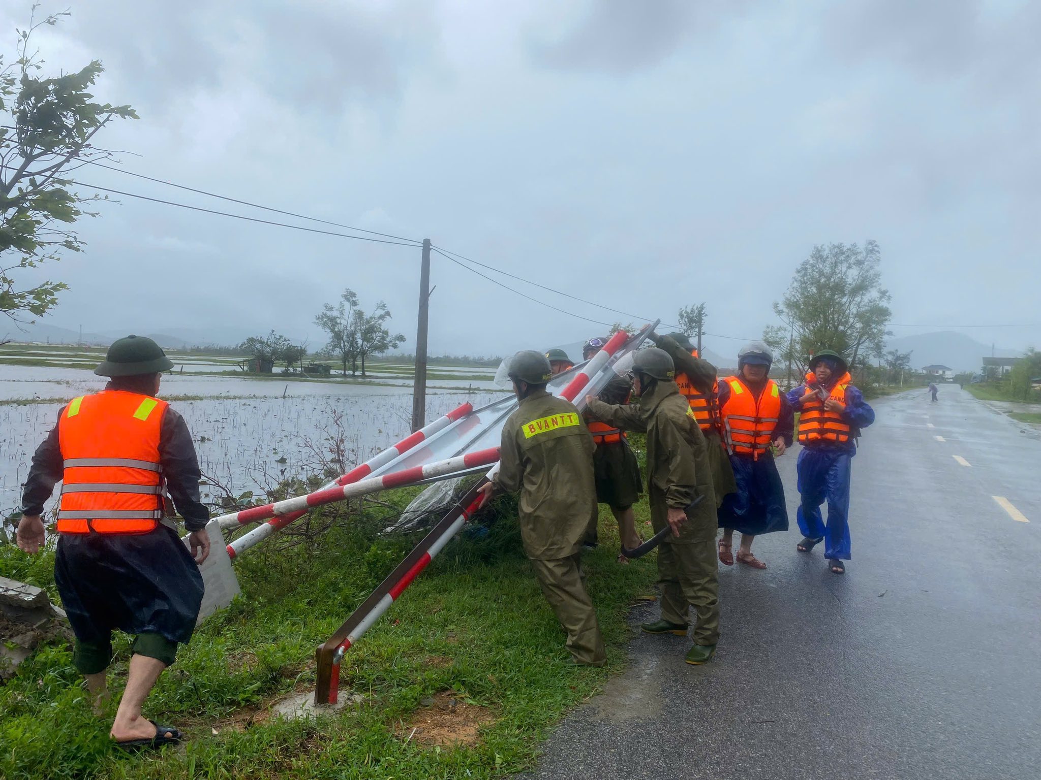 Những người hùng giữa tâm bão Hà Tĩnh: Từ hiến máu cứu sản phụ đến dựng lại mái nhà- Ảnh 3.