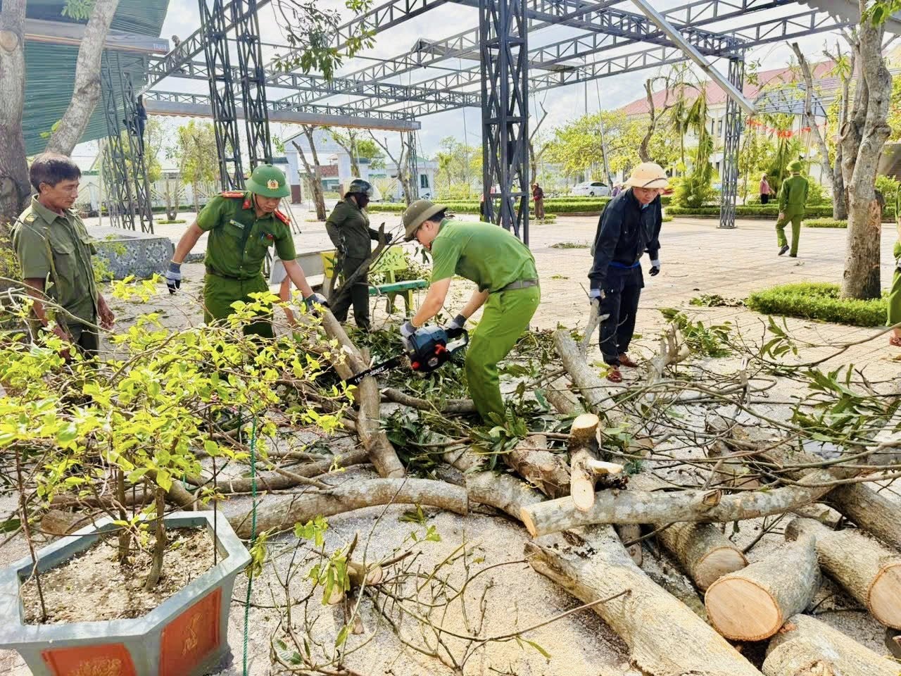 Những người hùng giữa tâm bão Hà Tĩnh: Từ hiến máu cứu sản phụ đến dựng lại mái nhà- Ảnh 8.