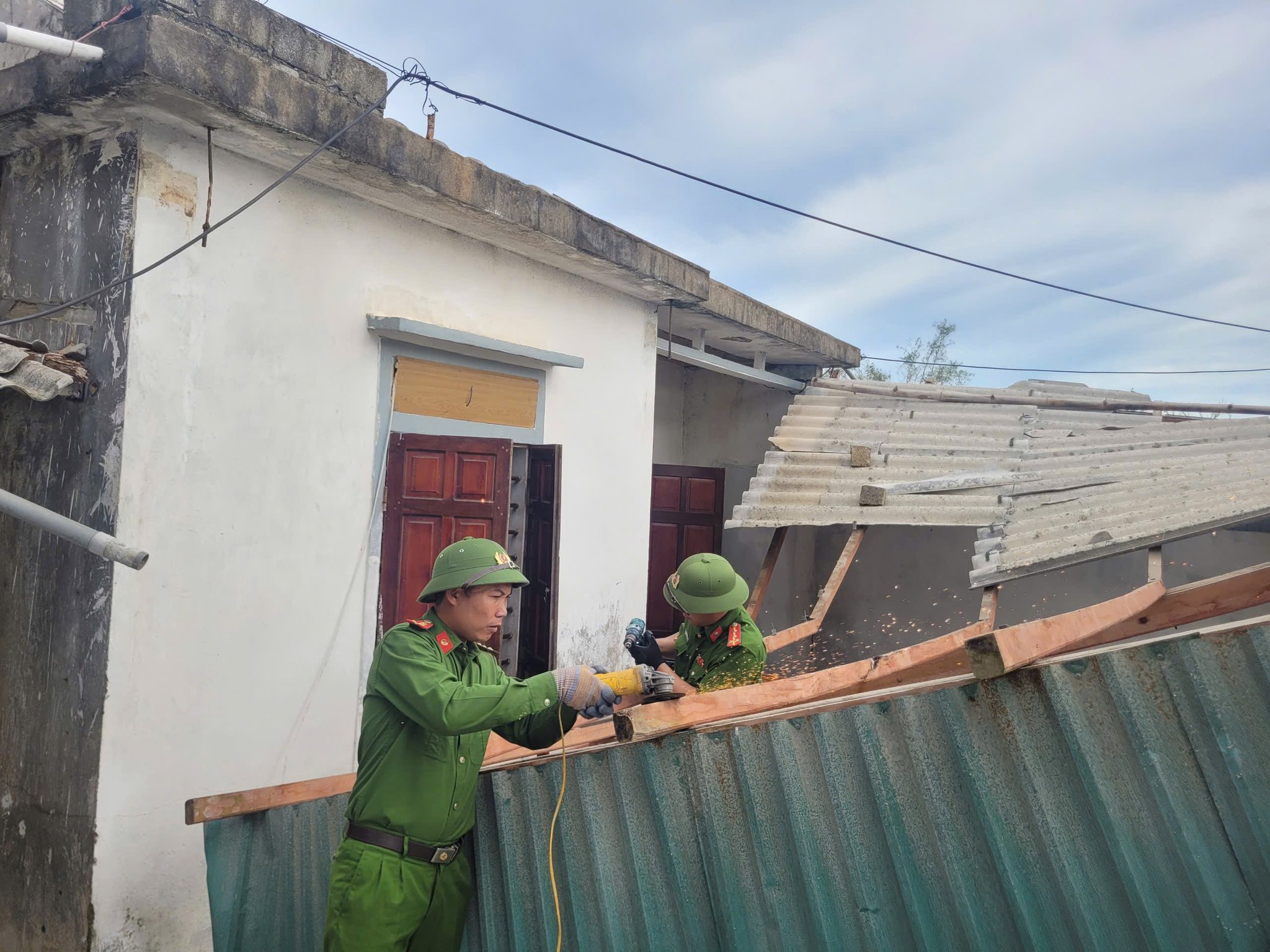 Những người hùng giữa tâm bão Hà Tĩnh: Từ hiến máu cứu sản phụ đến dựng lại mái nhà- Ảnh 6.