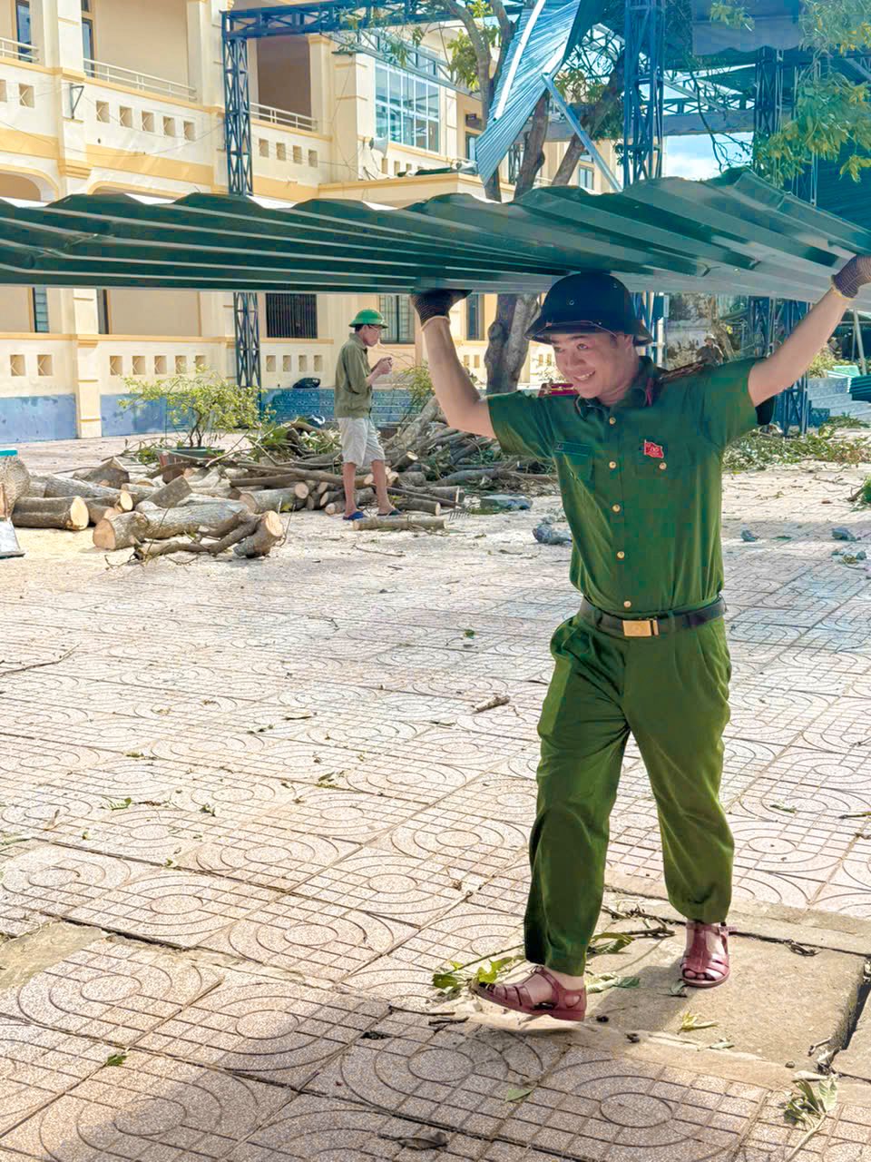 Những người hùng giữa tâm bão Hà Tĩnh: Từ hiến máu cứu sản phụ đến dựng lại mái nhà- Ảnh 9.