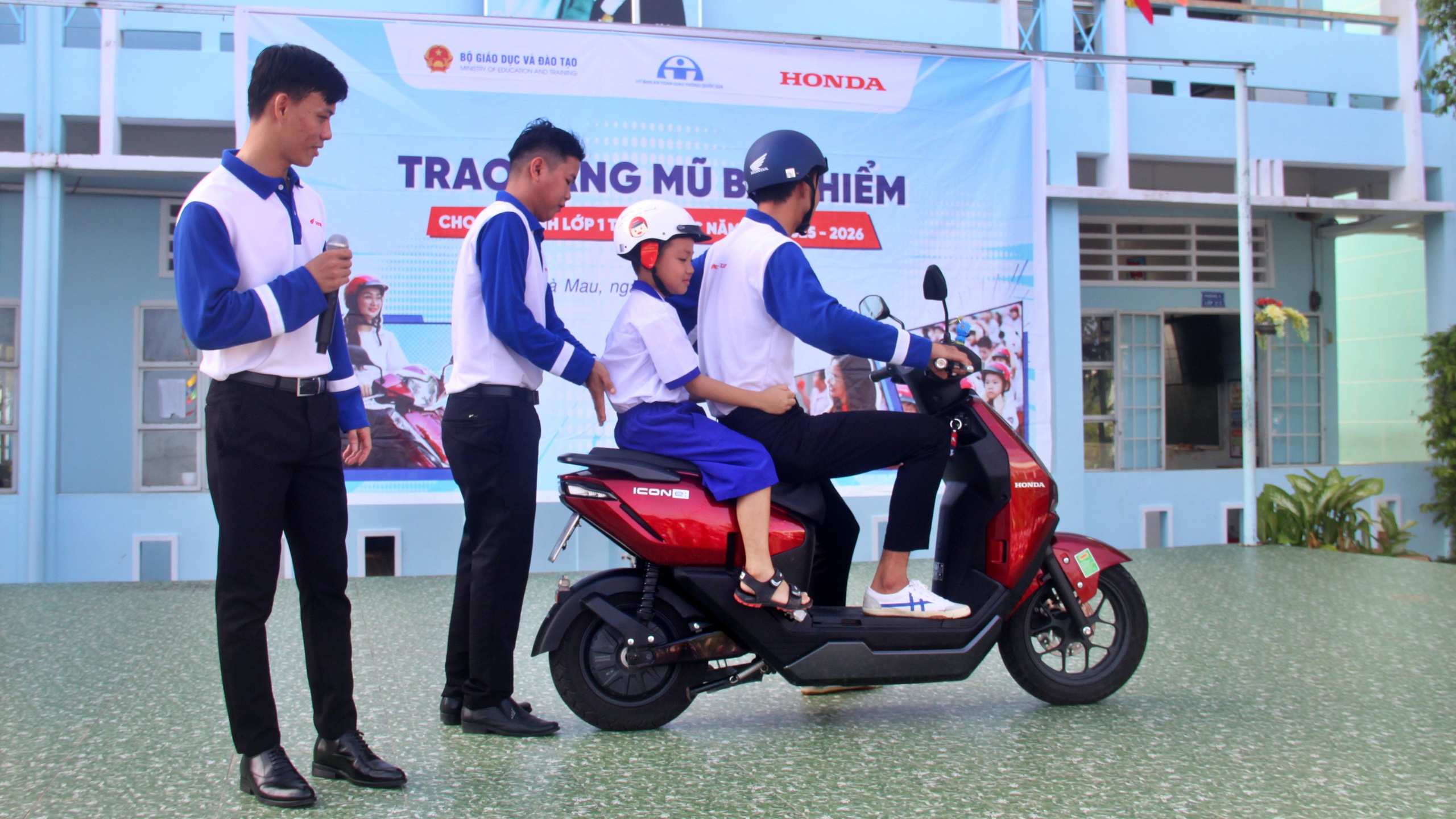 Cà Mau: Tuyên truyền Luật Giao thông, tặng mũ bảo hiểm cho học sinh lớp 1- Ảnh 5. Cà Mau: Tuyên truyền Luật Giao thông, tặng mũ bảo hiểm cho học sinh lớp 1- Ảnh 5.