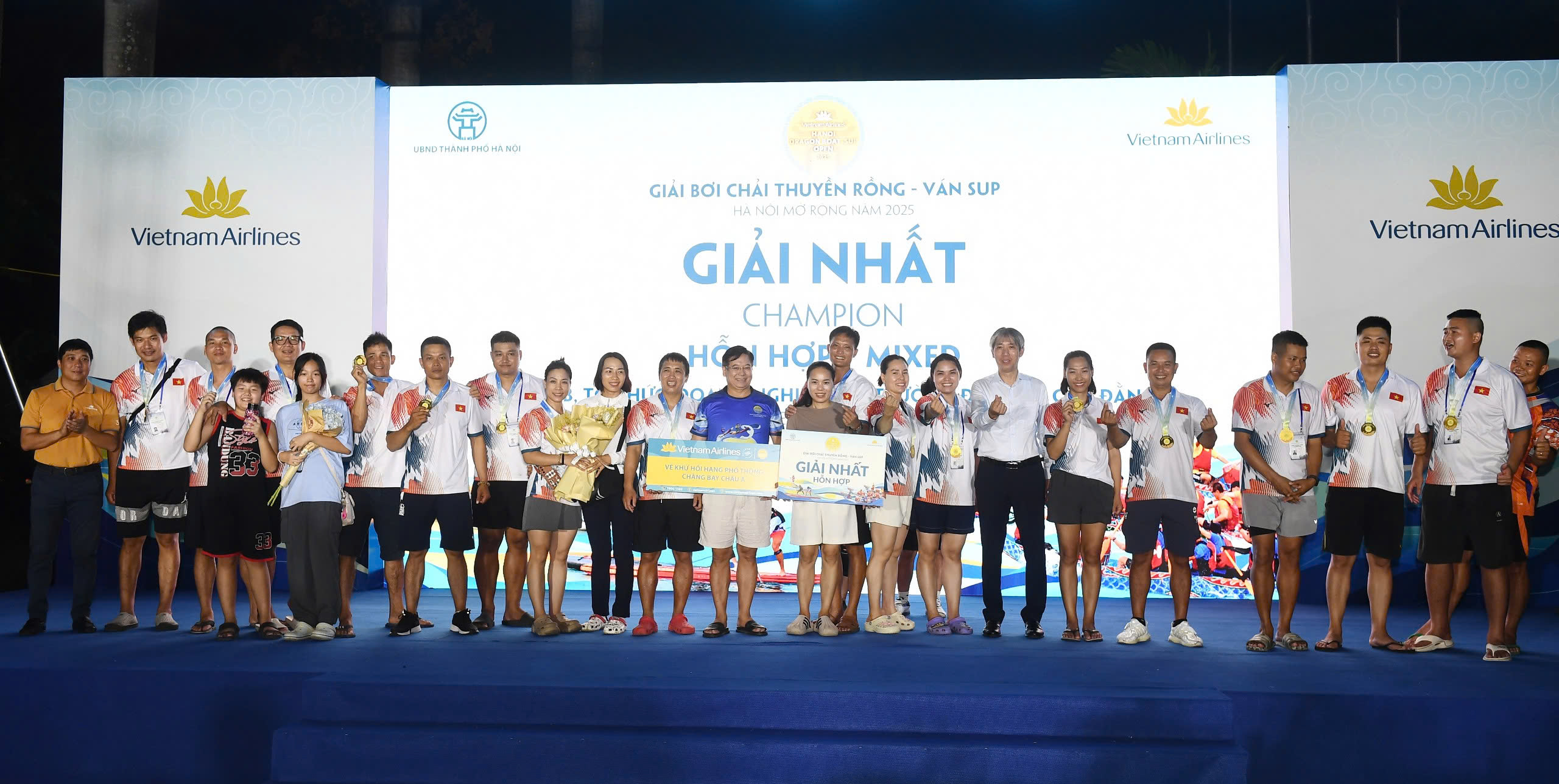 Hơn 400 VĐV tranh tài tại Giải Bơi chải Thuyền rồng - Ván SUP Hà Nội mở rộng năm 2025- Ảnh 12.