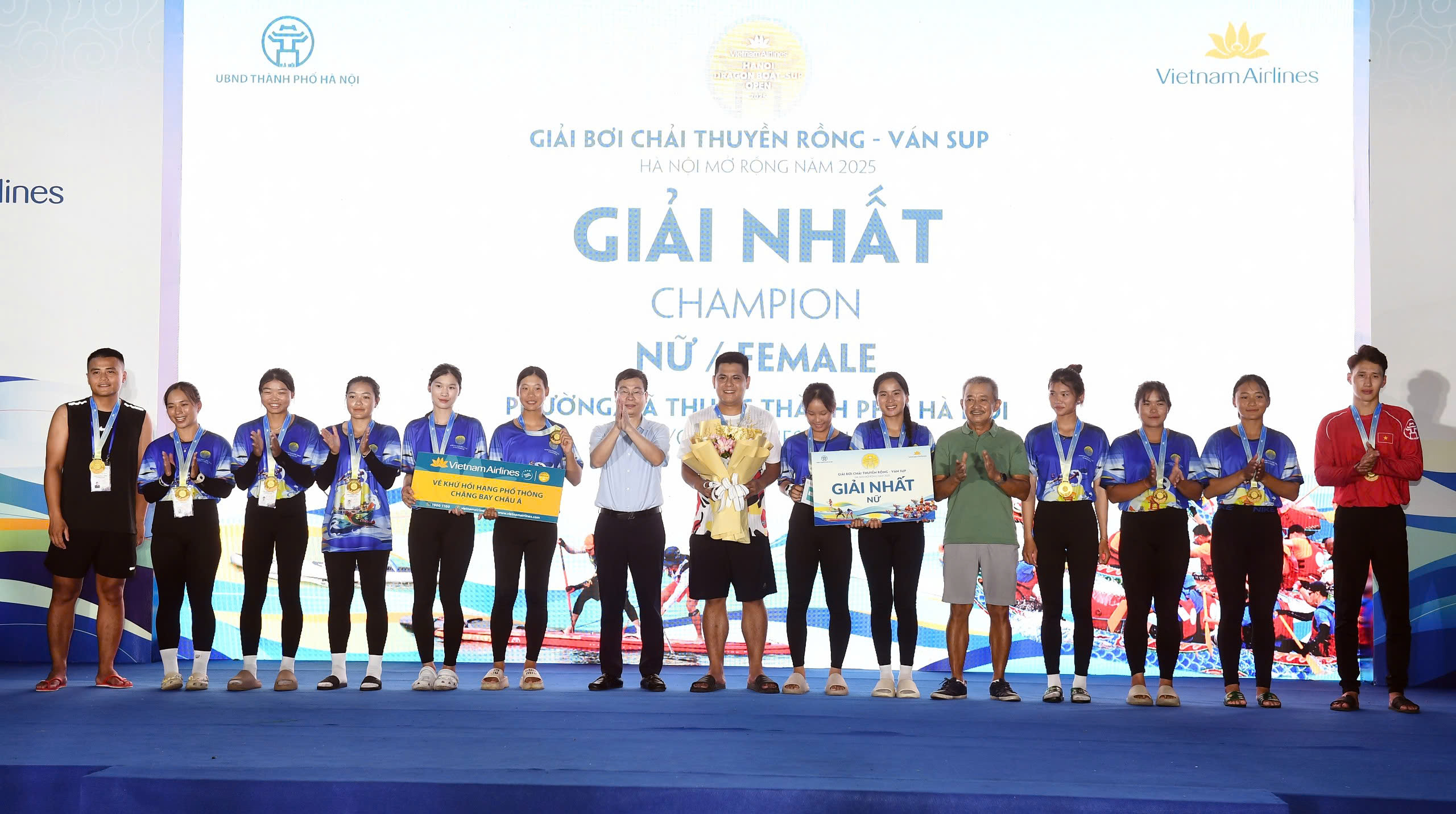 Hơn 400 VĐV tranh tài tại Giải Bơi chải Thuyền rồng - Ván SUP Hà Nội mở rộng năm 2025- Ảnh 14.