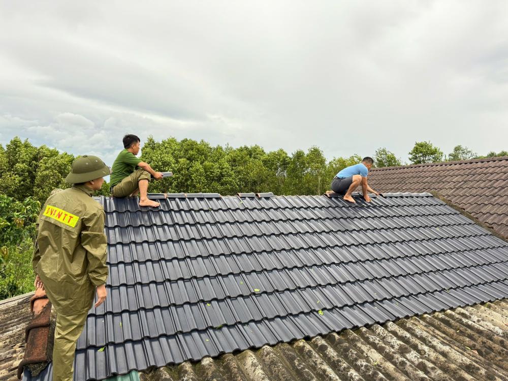 Những người hùng giữa tâm bão Hà Tĩnh: Từ hiến máu cứu sản phụ đến dựng lại mái nhà- Ảnh 5.