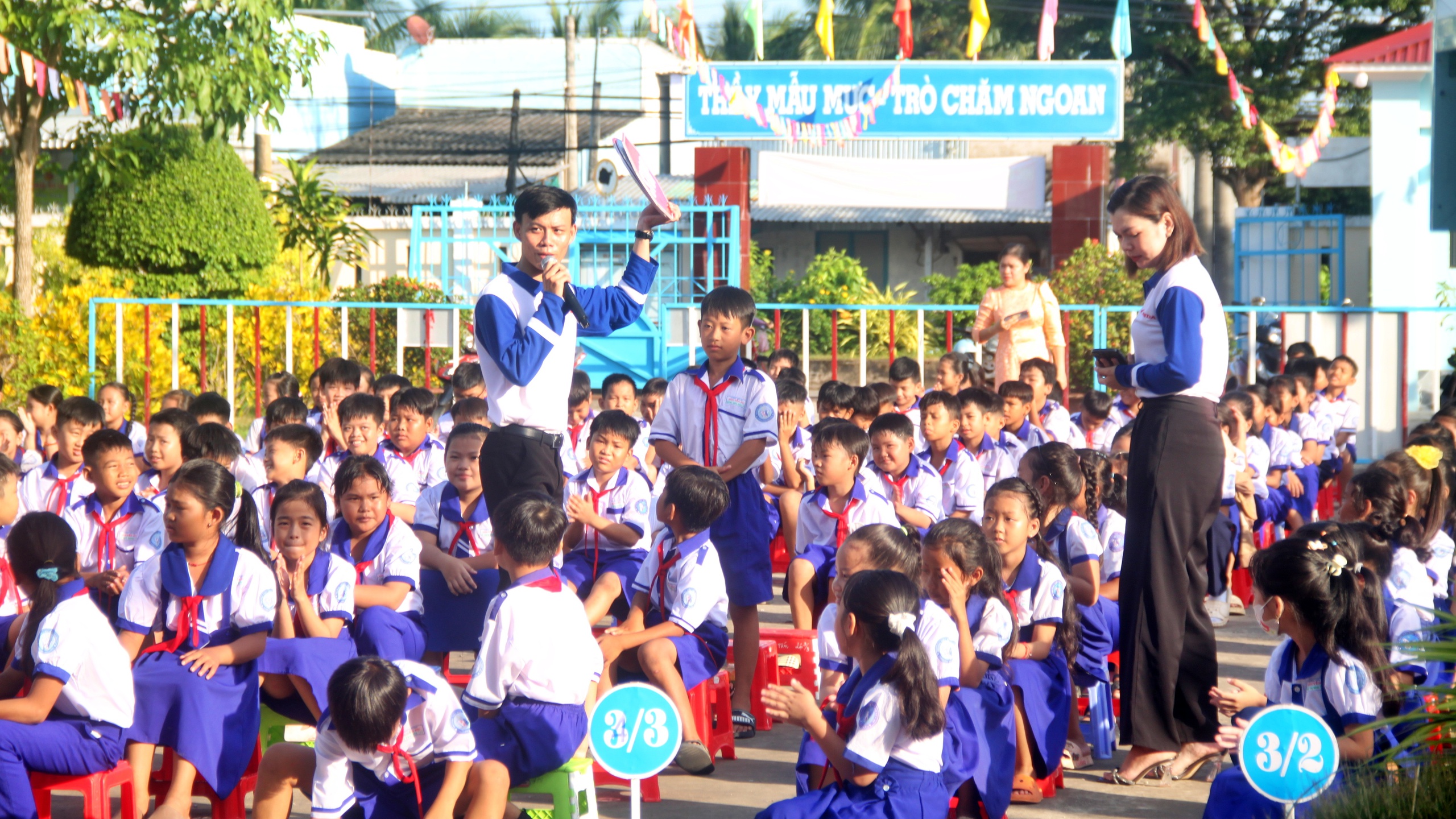 Cà Mau: Tuyên truyền Luật Giao thông, tặng mũ bảo hiểm cho học sinh lớp 1- Ảnh 6. Cà Mau: Tuyên truyền Luật Giao thông, tặng mũ bảo hiểm cho học sinh lớp 1- Ảnh 6.