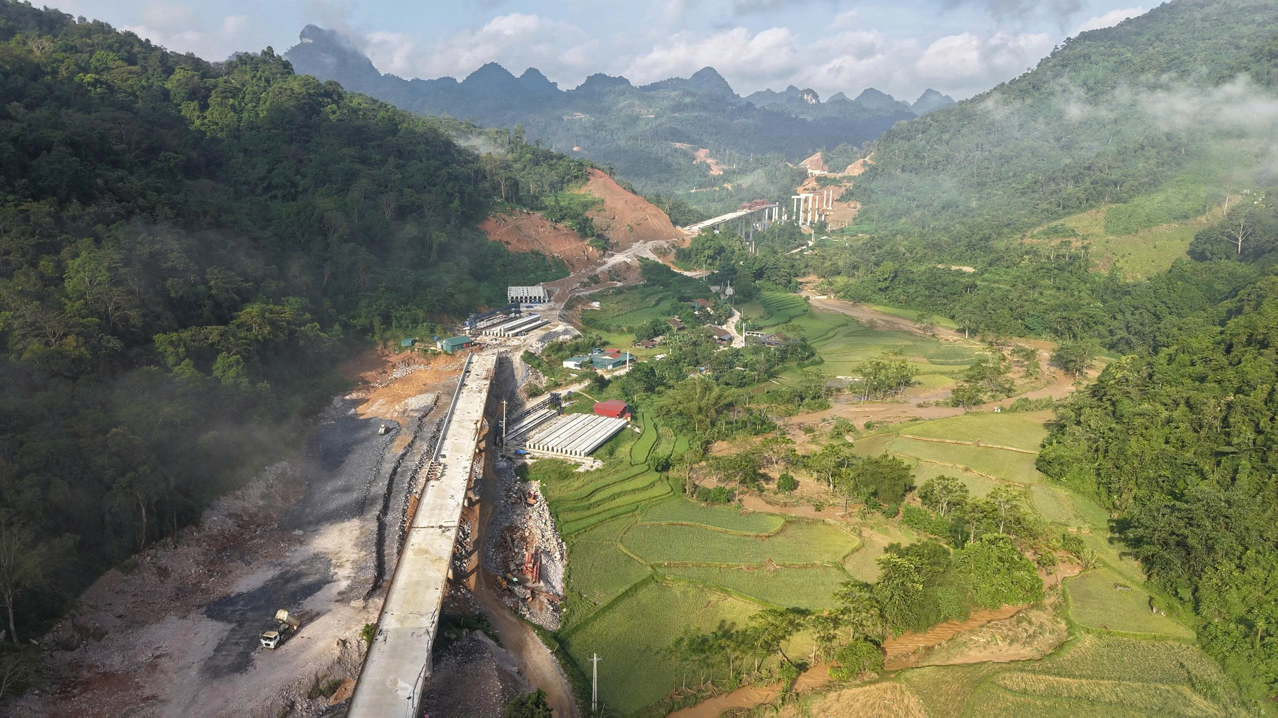 Nhà thầu giao thông điều chỉnh ca kíp, lên sơ đồ thoát nạn, sẵn sàng ứng phó bão số 11- Ảnh 1.