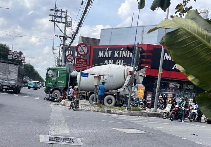 TP.HCM: Người phụ nữ đi xe máy tử vong sau va chạm với xe bồn ở Hóc Môn- Ảnh 1.