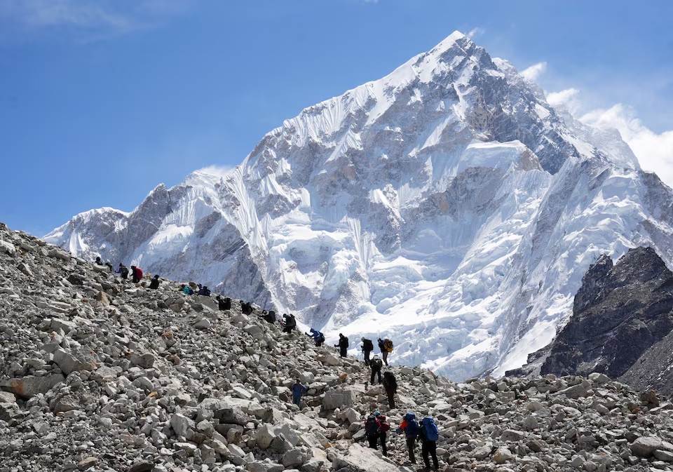 Cứu thoát hàng trăm người leo núi mắc kẹt trong bão tuyết bất thường tại Everest, Tây Tạng- Ảnh 1.