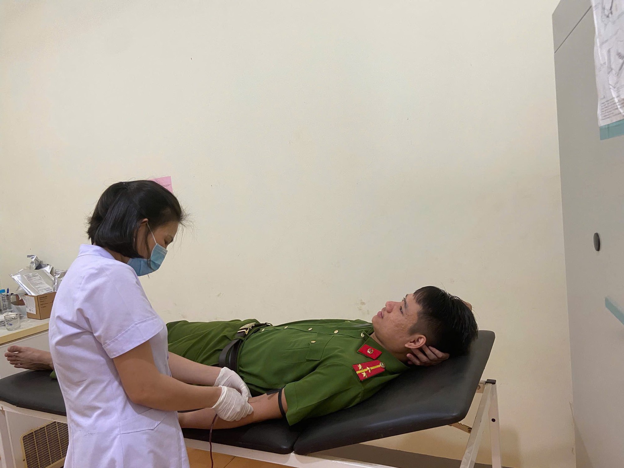 Những người hùng giữa tâm bão Hà Tĩnh: Từ hiến máu cứu sản phụ đến dựng lại mái nhà- Ảnh 1.