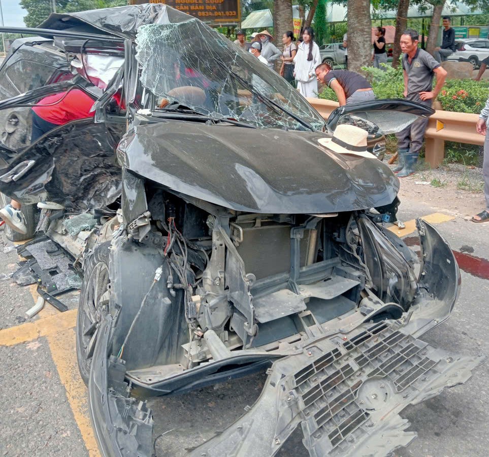 Tai nạn trên đường Hồ Chí Minh qua Quảng Trị, một người tử vong, ba người bị thương- Ảnh 2.