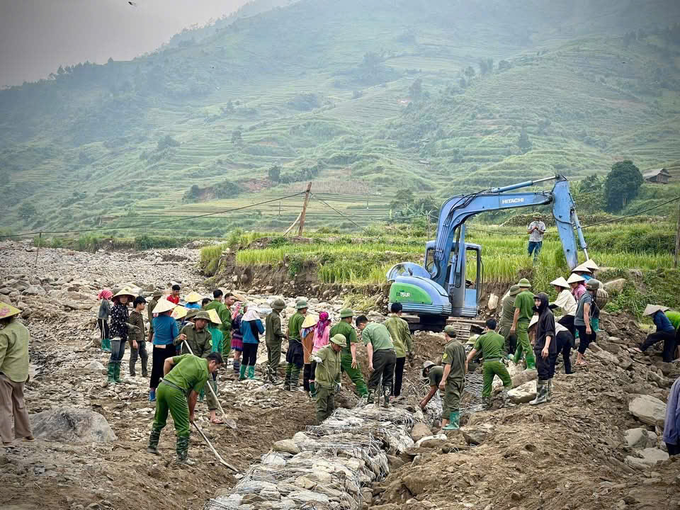 Lào Cai: Dựng "lá chắn" ở Tú Lệ, dốc toàn lực ứng phó bão số 11, bảo vệ người dân- Ảnh 2.
