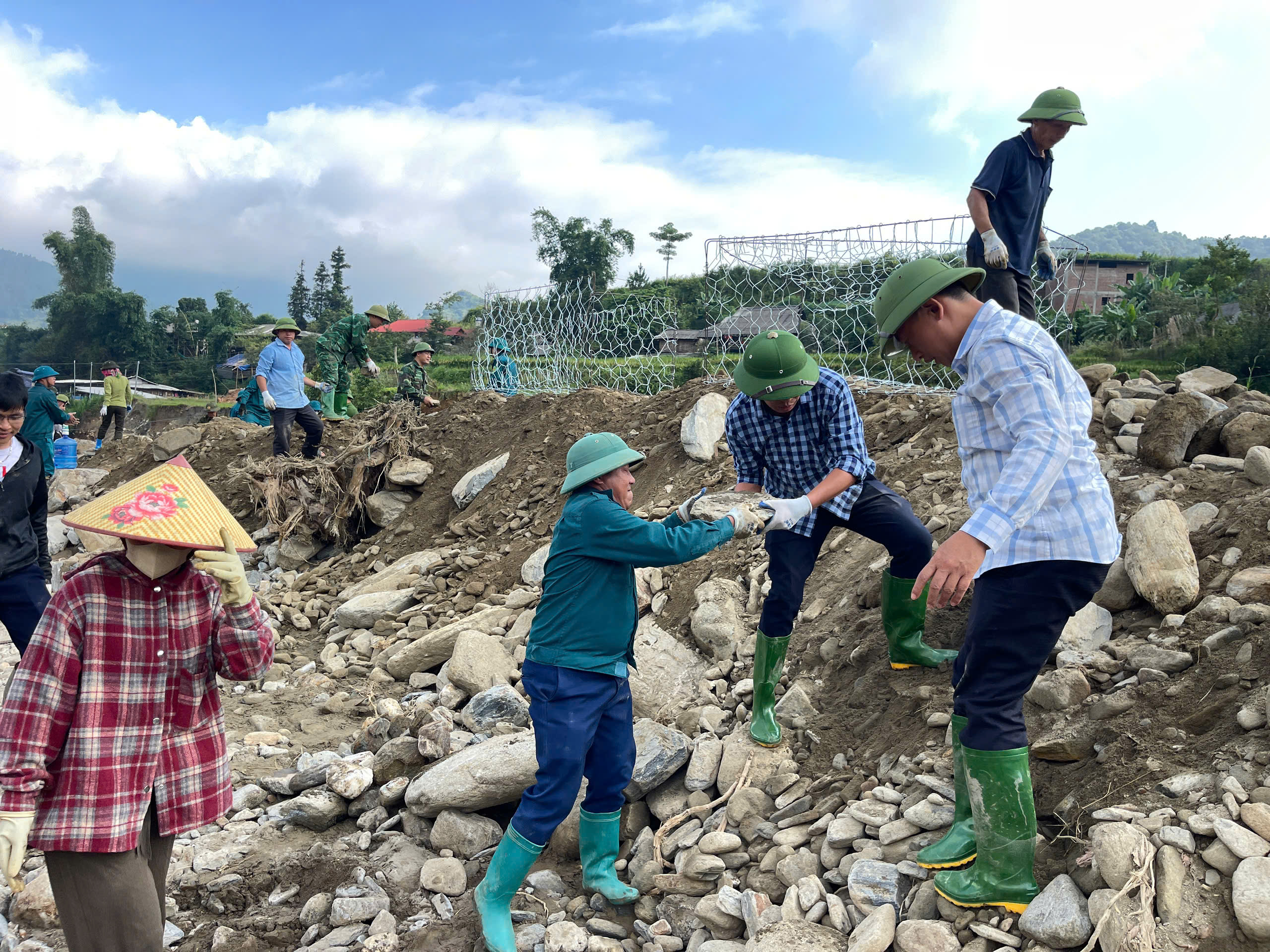 Lào Cai: Dựng "lá chắn" ở Tú Lệ, dốc toàn lực ứng phó bão số 11, bảo vệ người dân- Ảnh 1.