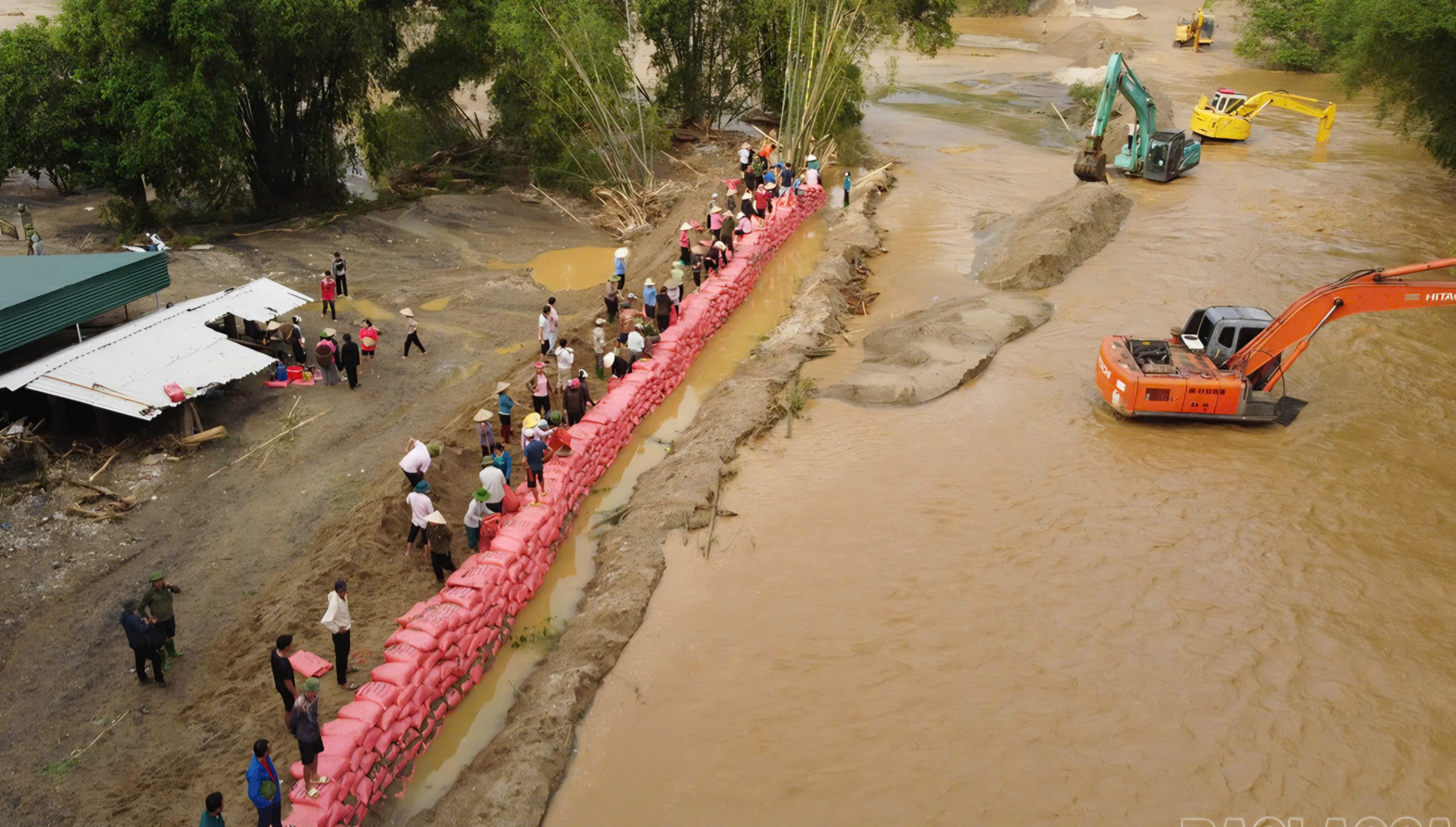 Lào Cai: Dựng "lá chắn" ở Tú Lệ, dốc toàn lực ứng phó bão số 11, bảo vệ người dân- Ảnh 4.