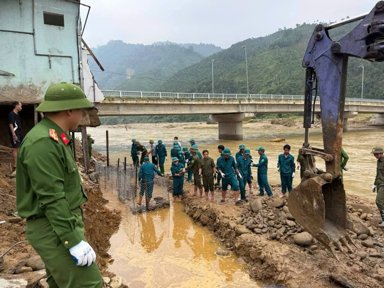 Lào Cai: Dựng "lá chắn" ở Tú Lệ, dốc toàn lực ứng phó bão số 11, bảo vệ người dân- Ảnh 3.
