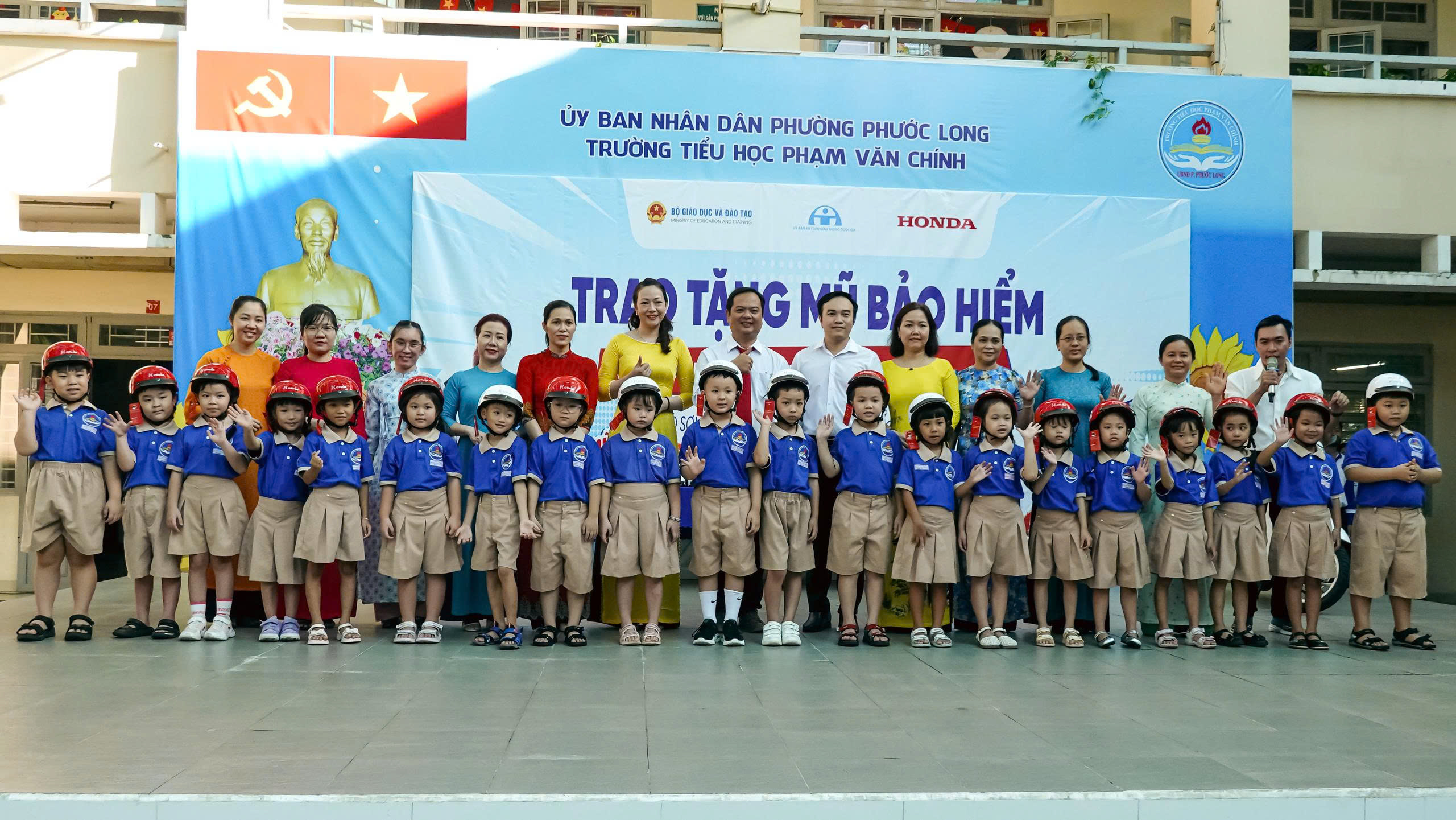 Hàng trăm học sinh trường tiểu học Phạm Văn Chính (TP.HCM) được tặng mũ bảo hiểm- Ảnh 1. Hàng trăm học sinh trường tiểu học Phạm Văn Chính (TP.HCM) được tặng mũ bảo hiểm- Ảnh 1.