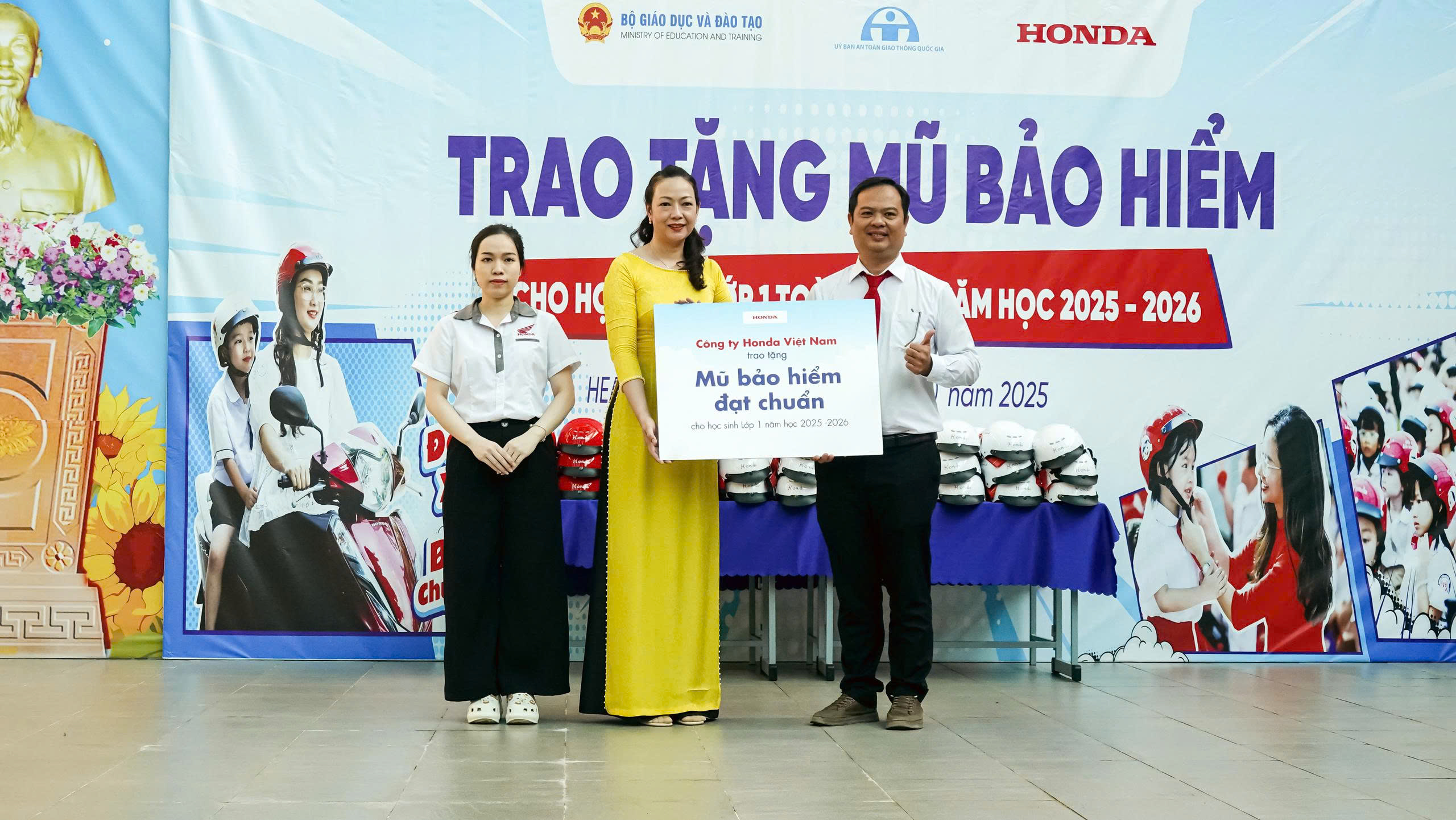 Hàng trăm học sinh trường tiểu học Phạm Văn Chính (TP.HCM) được tặng mũ bảo hiểm- Ảnh 2. Hàng trăm học sinh trường tiểu học Phạm Văn Chính (TP.HCM) được tặng mũ bảo hiểm- Ảnh 2.