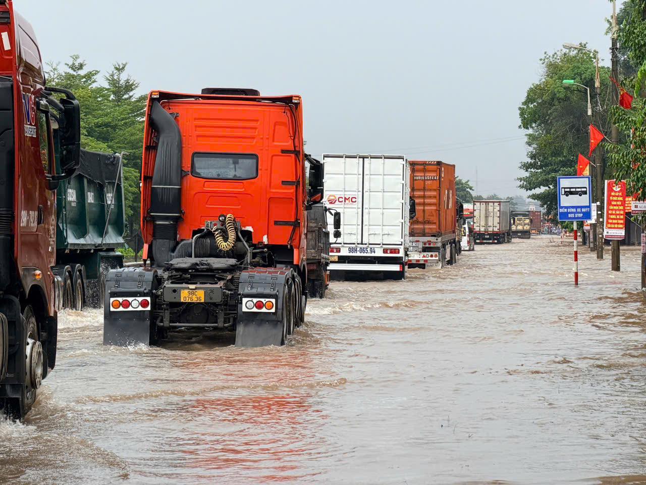 Mưa lớn, nhiều tuyến đường sạt lở, ngập úng, cảnh sát giao thông Bắc Ninh cảnh báo khẩn- Ảnh 1.