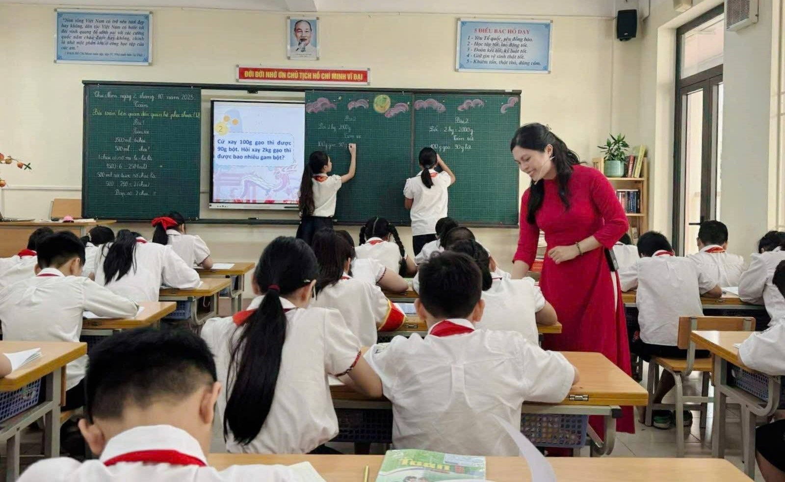 Nhiều trường tại Hà Nội mở cửa đón học sinh trở lại sau mưa bão- Ảnh 1.