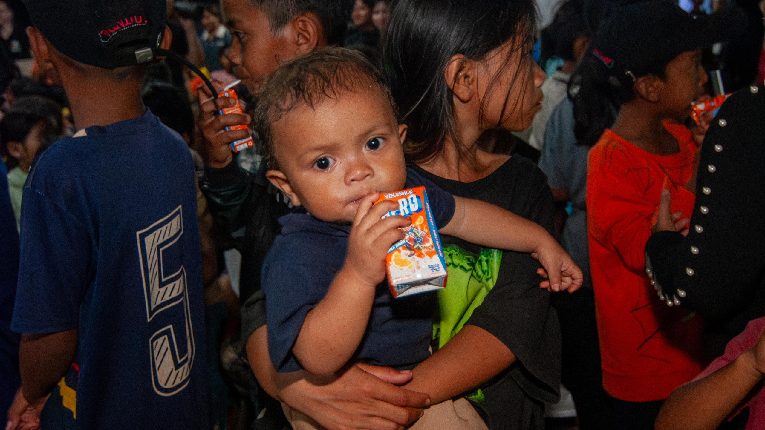 Không chỉ là những hộp sữa, mỗi phần quà Vinamilk gửi trao còn chứa đựng tình yêu thương, sự sẻ chia và niềm tin rằng mọi trẻ em Việt Nam đều xứng đáng được tận hưởng một tuổi thơ trọn vẹn. Không chỉ là những hộp sữa, mỗi phần quà Vinamilk gửi trao còn chứa đựng tình yêu thương, sự sẻ chia và niềm tin rằng mọi trẻ em Việt Nam đều xứng đáng được tận hưởng một tuổi thơ trọn vẹn.