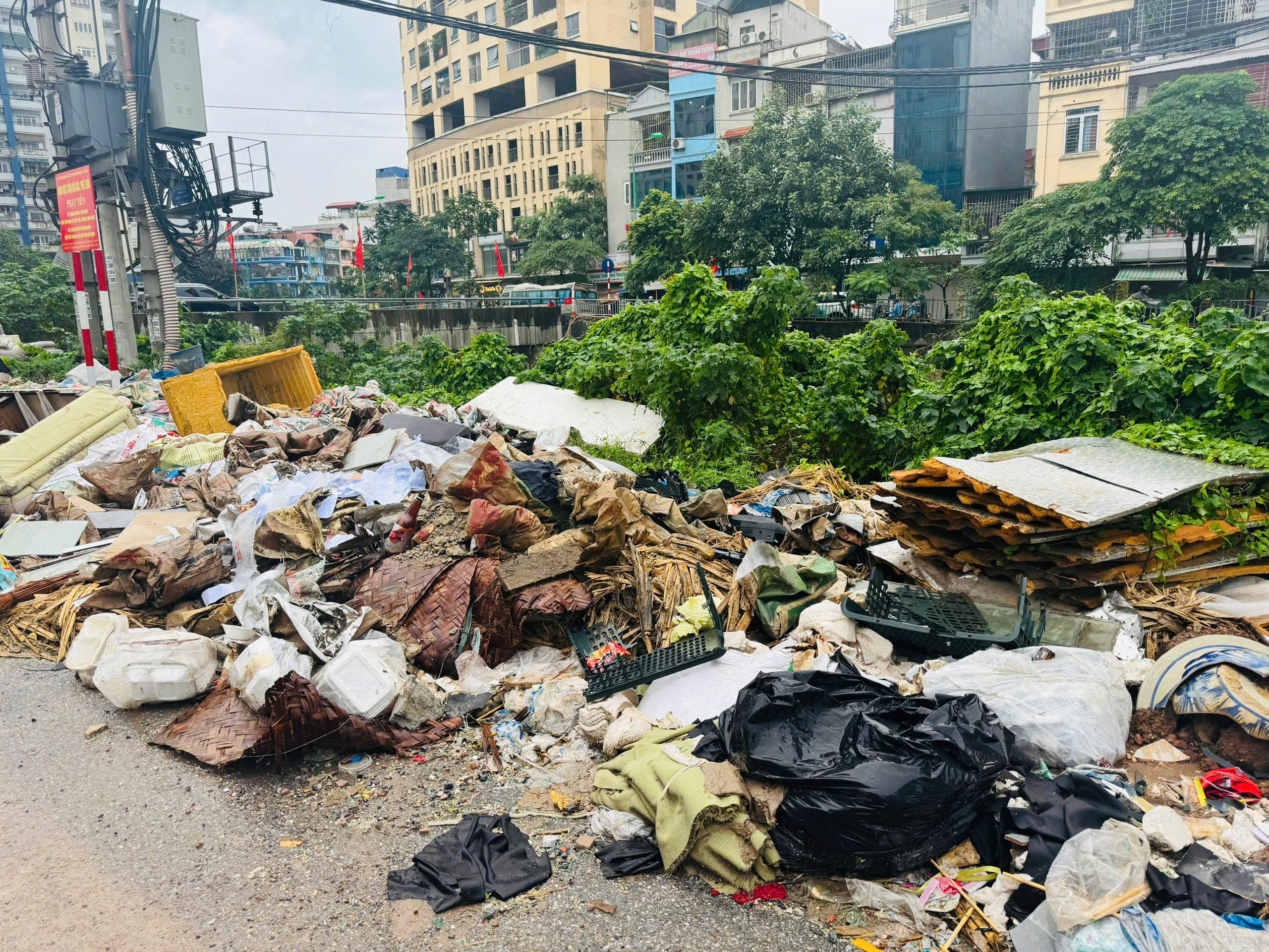 Vì sao đoạn đường chưa đầy 1km ở KĐT Bắc Đại Kim thi công 6 năm chưa xong?- Ảnh 3.