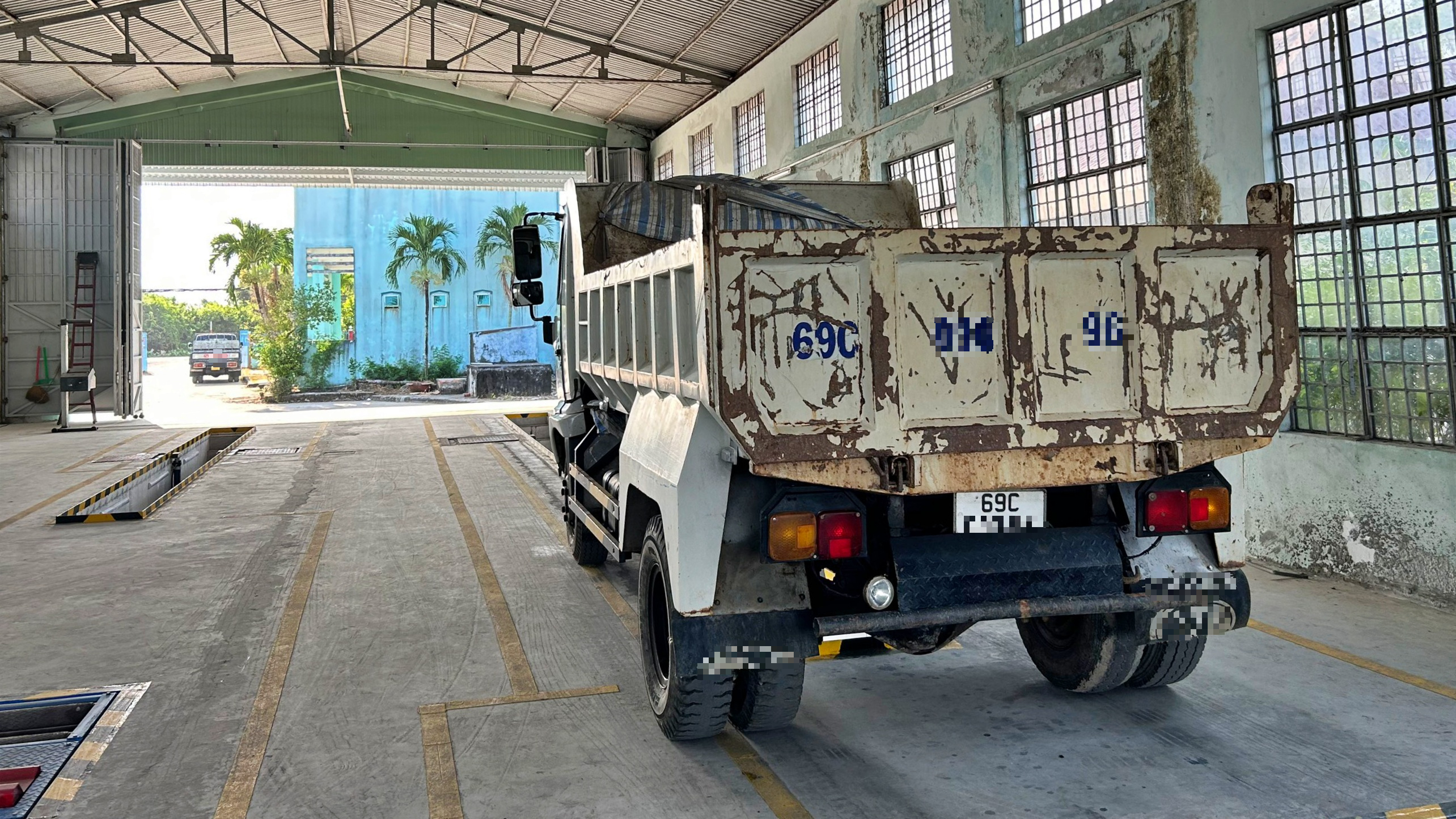 Cà Mau: Hơn 300 phương tiện không đạt chuẩn khí thải phải sửa chữa gì để qua kiểm định?- Ảnh 1.