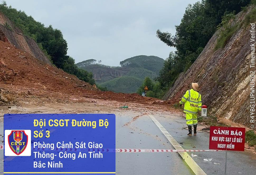 Mưa lớn, nhiều tuyến đường sạt lở, ngập úng, cảnh sát giao thông Bắc Ninh cảnh báo khẩn- Ảnh 2.