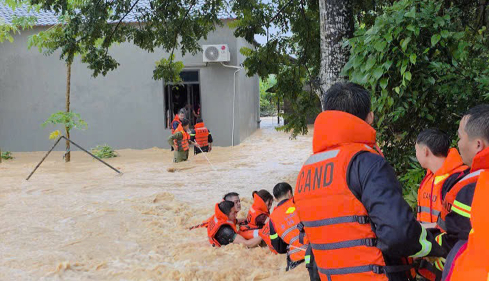 Công an Bắc Ninh đu dây, vượt lũ giải cứu gia đình 5 người lúc rạng sáng- Ảnh 1.