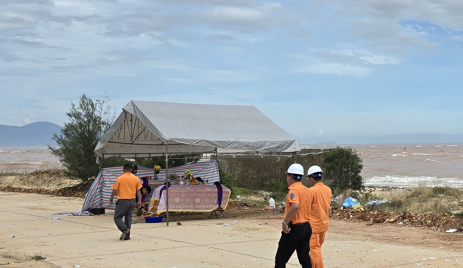 Lời kể của trung tá công an và 2 người dân vượt sóng dữ cứu 7 người trên tàu cá gặp nạn- Ảnh 7.