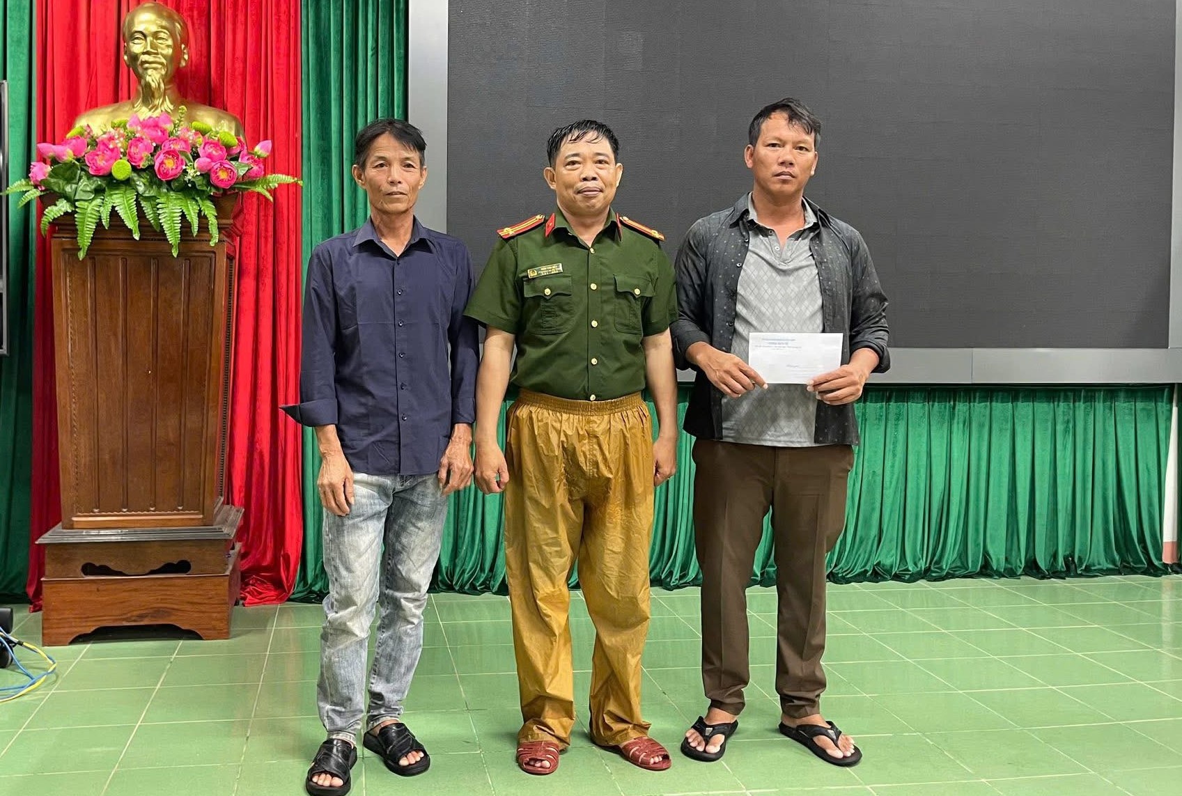 Lời kể của trung tá công an và 2 người dân vượt sóng dữ cứu 7 người trên tàu cá gặp nạn- Ảnh 2.