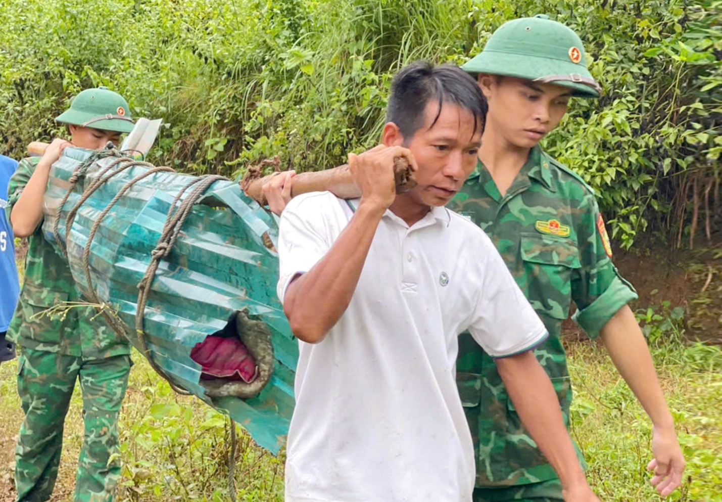 Mưa lớn gây sạt lở đất vùi lấp hai vợ chồng trong lán trại ở Thanh Hóa- Ảnh 2.