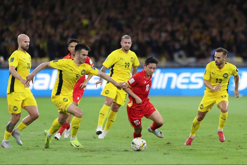 FIFA phạt nặng Liên đoàn Bóng đá Malaysia vì gian lận nhập tịch cầu thủ- Ảnh 1.