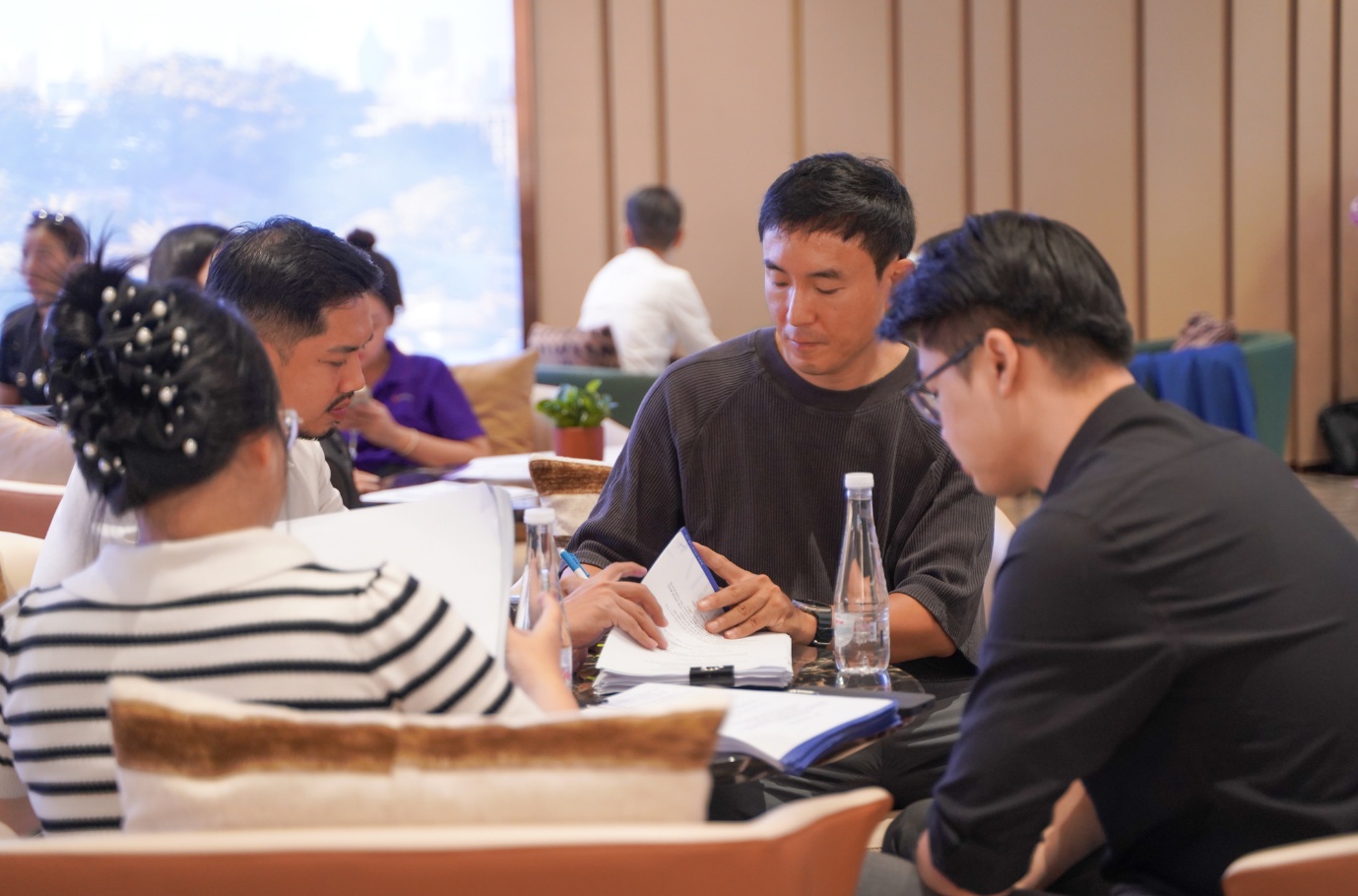 Khách hàng người nước ngoài quan tâm đặc biệt dự án The Privé- Ảnh 2. A group of people sitting around a table Description automatically generated
